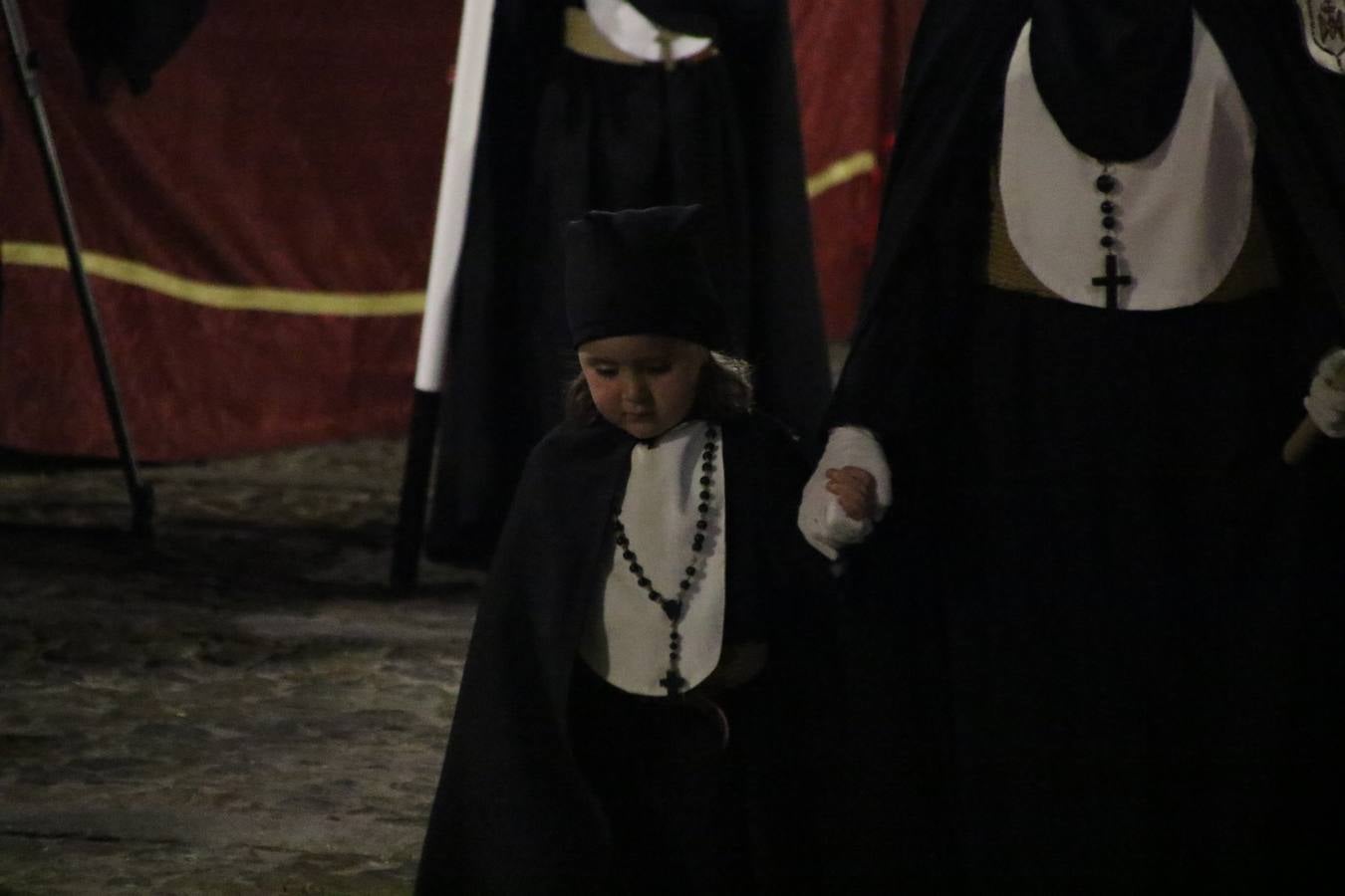 Siguiendo la tradición y al aviso de tres toques, la puerta del Perdón de la Iglesia de San Miguel Arcángel se abrió, ayer, para que la Antigua y Pontificia Cofradía de Nuestra Señora del Rosario y Jesús Orando en el Huerto realizase su desfile procesional. Un Martes Santo más en el que el silencio, el recogimiento y la austeridad recalan en las calles de Jerez de los Caballeros ante las imágenes de 'Jesús orando en el Huerto' y 'Nuestra Señora del Silencio'. Un silencio roto por la voz de los capataces, el andar de los costaleros, las marchas de la Asociación Musical del municipio y, este año, de manera especial, por la voz del tenor extremeño Juan Ledesma. Ledesma cantó a la Virgen del Silencio ante el Arco de Burgos, con el acompañamiento de la citada Asociación Musical.