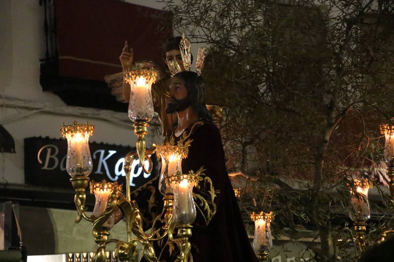 Siguiendo la tradición y al aviso de tres toques, la puerta del Perdón de la Iglesia de San Miguel Arcángel se abrió, ayer, para que la Antigua y Pontificia Cofradía de Nuestra Señora del Rosario y Jesús Orando en el Huerto realizase su desfile procesional. Un Martes Santo más en el que el silencio, el recogimiento y la austeridad recalan en las calles de Jerez de los Caballeros ante las imágenes de 'Jesús orando en el Huerto' y 'Nuestra Señora del Silencio'. Un silencio roto por la voz de los capataces, el andar de los costaleros, las marchas de la Asociación Musical del municipio y, este año, de manera especial, por la voz del tenor extremeño Juan Ledesma. Ledesma cantó a la Virgen del Silencio ante el Arco de Burgos, con el acompañamiento de la citada Asociación Musical.