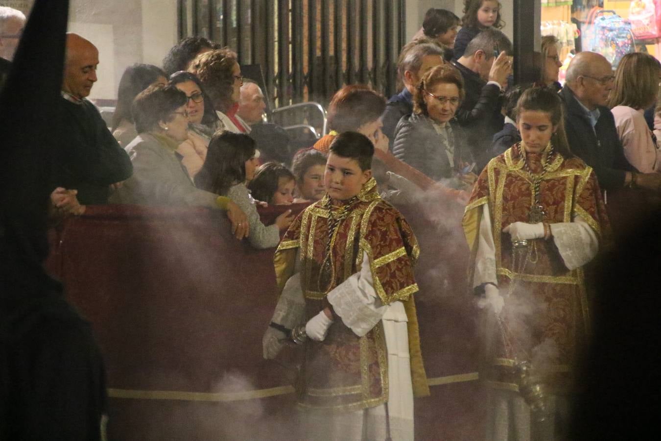 Siguiendo la tradición y al aviso de tres toques, la puerta del Perdón de la Iglesia de San Miguel Arcángel se abrió, ayer, para que la Antigua y Pontificia Cofradía de Nuestra Señora del Rosario y Jesús Orando en el Huerto realizase su desfile procesional. Un Martes Santo más en el que el silencio, el recogimiento y la austeridad recalan en las calles de Jerez de los Caballeros ante las imágenes de 'Jesús orando en el Huerto' y 'Nuestra Señora del Silencio'. Un silencio roto por la voz de los capataces, el andar de los costaleros, las marchas de la Asociación Musical del municipio y, este año, de manera especial, por la voz del tenor extremeño Juan Ledesma. Ledesma cantó a la Virgen del Silencio ante el Arco de Burgos, con el acompañamiento de la citada Asociación Musical.