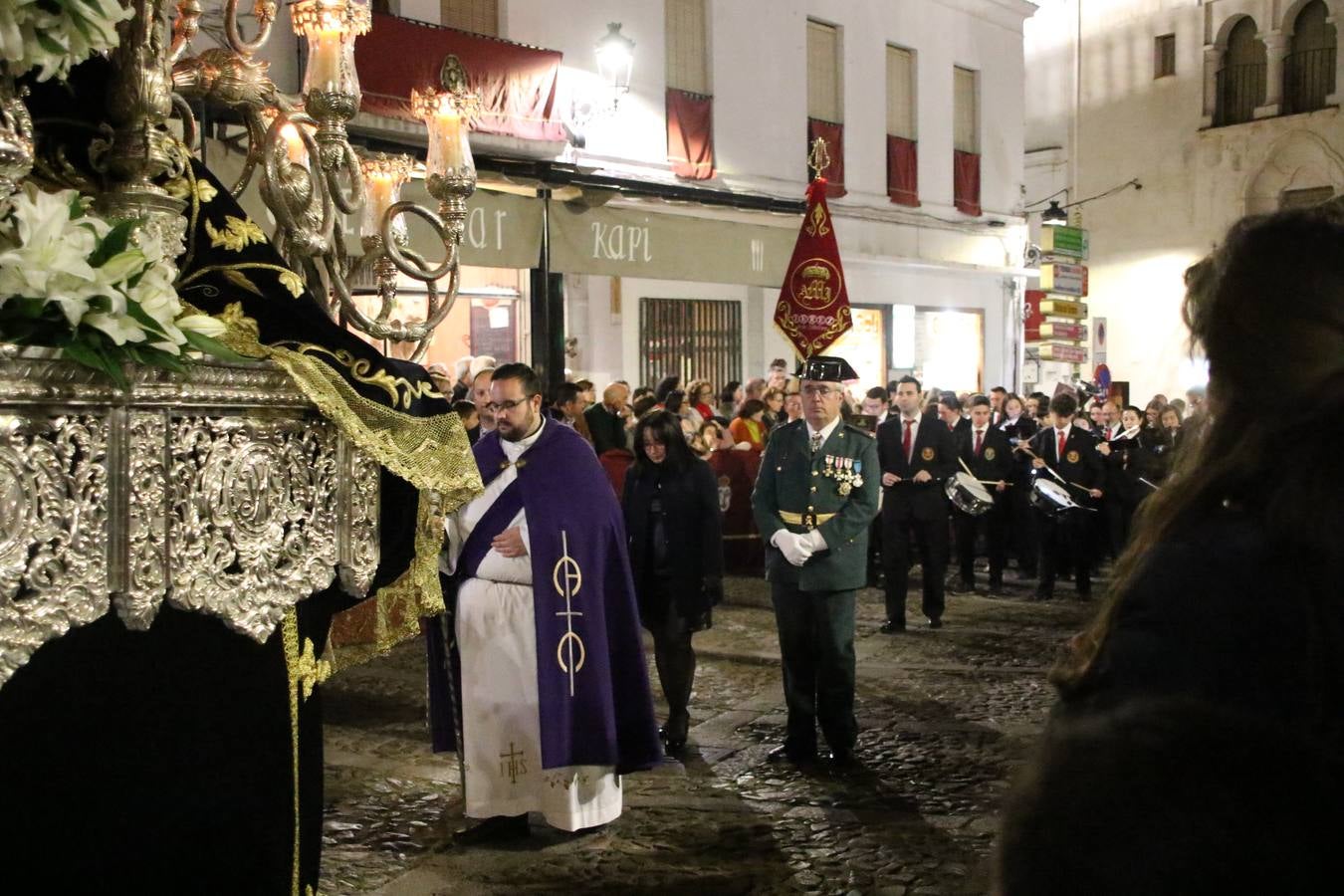 Siguiendo la tradición y al aviso de tres toques, la puerta del Perdón de la Iglesia de San Miguel Arcángel se abrió, ayer, para que la Antigua y Pontificia Cofradía de Nuestra Señora del Rosario y Jesús Orando en el Huerto realizase su desfile procesional. Un Martes Santo más en el que el silencio, el recogimiento y la austeridad recalan en las calles de Jerez de los Caballeros ante las imágenes de 'Jesús orando en el Huerto' y 'Nuestra Señora del Silencio'. Un silencio roto por la voz de los capataces, el andar de los costaleros, las marchas de la Asociación Musical del municipio y, este año, de manera especial, por la voz del tenor extremeño Juan Ledesma. Ledesma cantó a la Virgen del Silencio ante el Arco de Burgos, con el acompañamiento de la citada Asociación Musical.