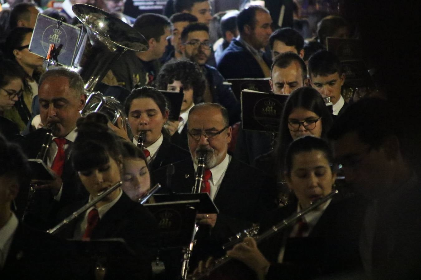 Siguiendo la tradición y al aviso de tres toques, la puerta del Perdón de la Iglesia de San Miguel Arcángel se abrió, ayer, para que la Antigua y Pontificia Cofradía de Nuestra Señora del Rosario y Jesús Orando en el Huerto realizase su desfile procesional. Un Martes Santo más en el que el silencio, el recogimiento y la austeridad recalan en las calles de Jerez de los Caballeros ante las imágenes de 'Jesús orando en el Huerto' y 'Nuestra Señora del Silencio'. Un silencio roto por la voz de los capataces, el andar de los costaleros, las marchas de la Asociación Musical del municipio y, este año, de manera especial, por la voz del tenor extremeño Juan Ledesma. Ledesma cantó a la Virgen del Silencio ante el Arco de Burgos, con el acompañamiento de la citada Asociación Musical.