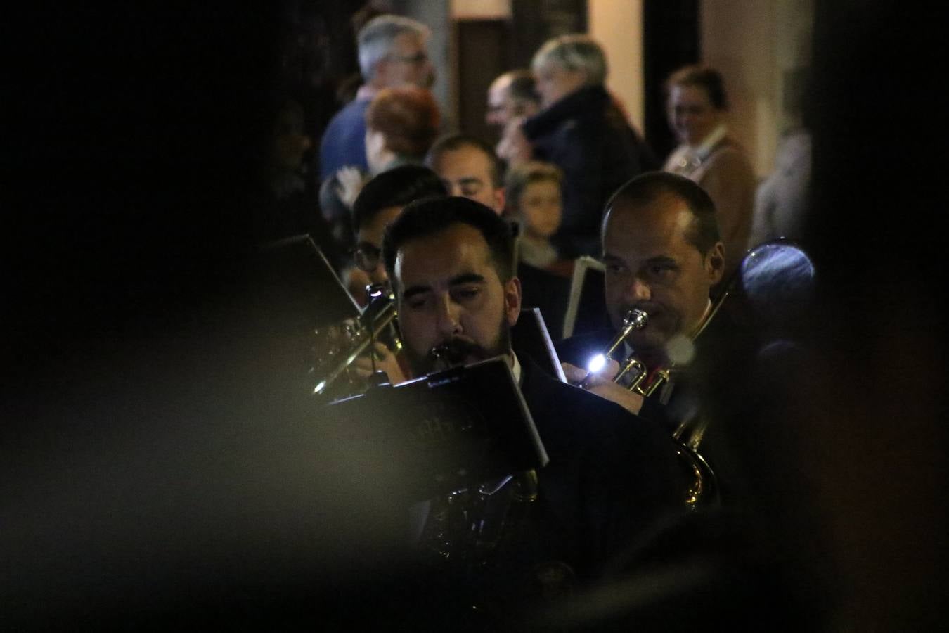 Siguiendo la tradición y al aviso de tres toques, la puerta del Perdón de la Iglesia de San Miguel Arcángel se abrió, ayer, para que la Antigua y Pontificia Cofradía de Nuestra Señora del Rosario y Jesús Orando en el Huerto realizase su desfile procesional. Un Martes Santo más en el que el silencio, el recogimiento y la austeridad recalan en las calles de Jerez de los Caballeros ante las imágenes de 'Jesús orando en el Huerto' y 'Nuestra Señora del Silencio'. Un silencio roto por la voz de los capataces, el andar de los costaleros, las marchas de la Asociación Musical del municipio y, este año, de manera especial, por la voz del tenor extremeño Juan Ledesma. Ledesma cantó a la Virgen del Silencio ante el Arco de Burgos, con el acompañamiento de la citada Asociación Musical.