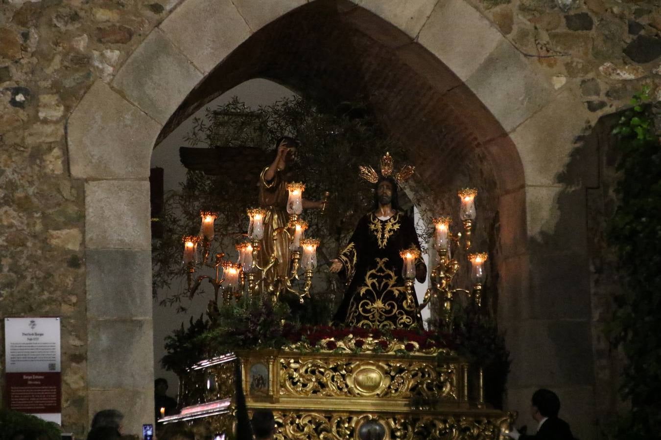 Siguiendo la tradición y al aviso de tres toques, la puerta del Perdón de la Iglesia de San Miguel Arcángel se abrió, ayer, para que la Antigua y Pontificia Cofradía de Nuestra Señora del Rosario y Jesús Orando en el Huerto realizase su desfile procesional. Un Martes Santo más en el que el silencio, el recogimiento y la austeridad recalan en las calles de Jerez de los Caballeros ante las imágenes de 'Jesús orando en el Huerto' y 'Nuestra Señora del Silencio'. Un silencio roto por la voz de los capataces, el andar de los costaleros, las marchas de la Asociación Musical del municipio y, este año, de manera especial, por la voz del tenor extremeño Juan Ledesma. Ledesma cantó a la Virgen del Silencio ante el Arco de Burgos, con el acompañamiento de la citada Asociación Musical.