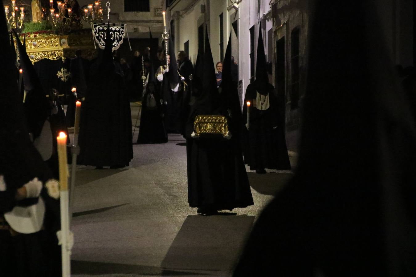 Siguiendo la tradición y al aviso de tres toques, la puerta del Perdón de la Iglesia de San Miguel Arcángel se abrió, ayer, para que la Antigua y Pontificia Cofradía de Nuestra Señora del Rosario y Jesús Orando en el Huerto realizase su desfile procesional. Un Martes Santo más en el que el silencio, el recogimiento y la austeridad recalan en las calles de Jerez de los Caballeros ante las imágenes de 'Jesús orando en el Huerto' y 'Nuestra Señora del Silencio'. Un silencio roto por la voz de los capataces, el andar de los costaleros, las marchas de la Asociación Musical del municipio y, este año, de manera especial, por la voz del tenor extremeño Juan Ledesma. Ledesma cantó a la Virgen del Silencio ante el Arco de Burgos, con el acompañamiento de la citada Asociación Musical.