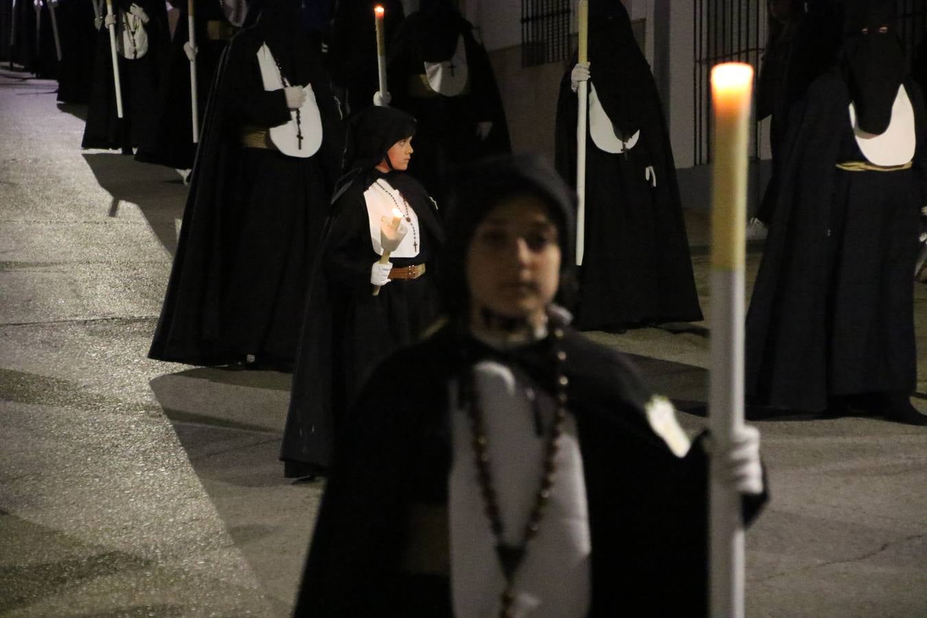 Siguiendo la tradición y al aviso de tres toques, la puerta del Perdón de la Iglesia de San Miguel Arcángel se abrió, ayer, para que la Antigua y Pontificia Cofradía de Nuestra Señora del Rosario y Jesús Orando en el Huerto realizase su desfile procesional. Un Martes Santo más en el que el silencio, el recogimiento y la austeridad recalan en las calles de Jerez de los Caballeros ante las imágenes de 'Jesús orando en el Huerto' y 'Nuestra Señora del Silencio'. Un silencio roto por la voz de los capataces, el andar de los costaleros, las marchas de la Asociación Musical del municipio y, este año, de manera especial, por la voz del tenor extremeño Juan Ledesma. Ledesma cantó a la Virgen del Silencio ante el Arco de Burgos, con el acompañamiento de la citada Asociación Musical.