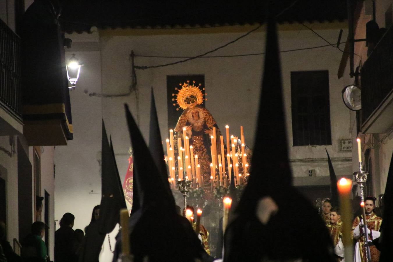 Siguiendo la tradición y al aviso de tres toques, la puerta del Perdón de la Iglesia de San Miguel Arcángel se abrió, ayer, para que la Antigua y Pontificia Cofradía de Nuestra Señora del Rosario y Jesús Orando en el Huerto realizase su desfile procesional. Un Martes Santo más en el que el silencio, el recogimiento y la austeridad recalan en las calles de Jerez de los Caballeros ante las imágenes de 'Jesús orando en el Huerto' y 'Nuestra Señora del Silencio'. Un silencio roto por la voz de los capataces, el andar de los costaleros, las marchas de la Asociación Musical del municipio y, este año, de manera especial, por la voz del tenor extremeño Juan Ledesma. Ledesma cantó a la Virgen del Silencio ante el Arco de Burgos, con el acompañamiento de la citada Asociación Musical.