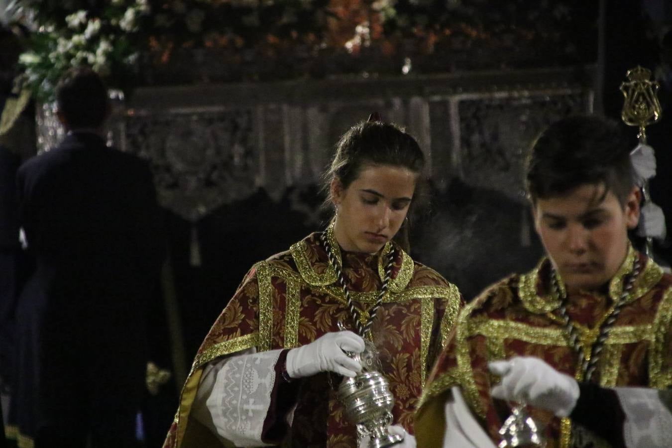 Siguiendo la tradición y al aviso de tres toques, la puerta del Perdón de la Iglesia de San Miguel Arcángel se abrió, ayer, para que la Antigua y Pontificia Cofradía de Nuestra Señora del Rosario y Jesús Orando en el Huerto realizase su desfile procesional. Un Martes Santo más en el que el silencio, el recogimiento y la austeridad recalan en las calles de Jerez de los Caballeros ante las imágenes de 'Jesús orando en el Huerto' y 'Nuestra Señora del Silencio'. Un silencio roto por la voz de los capataces, el andar de los costaleros, las marchas de la Asociación Musical del municipio y, este año, de manera especial, por la voz del tenor extremeño Juan Ledesma. Ledesma cantó a la Virgen del Silencio ante el Arco de Burgos, con el acompañamiento de la citada Asociación Musical.