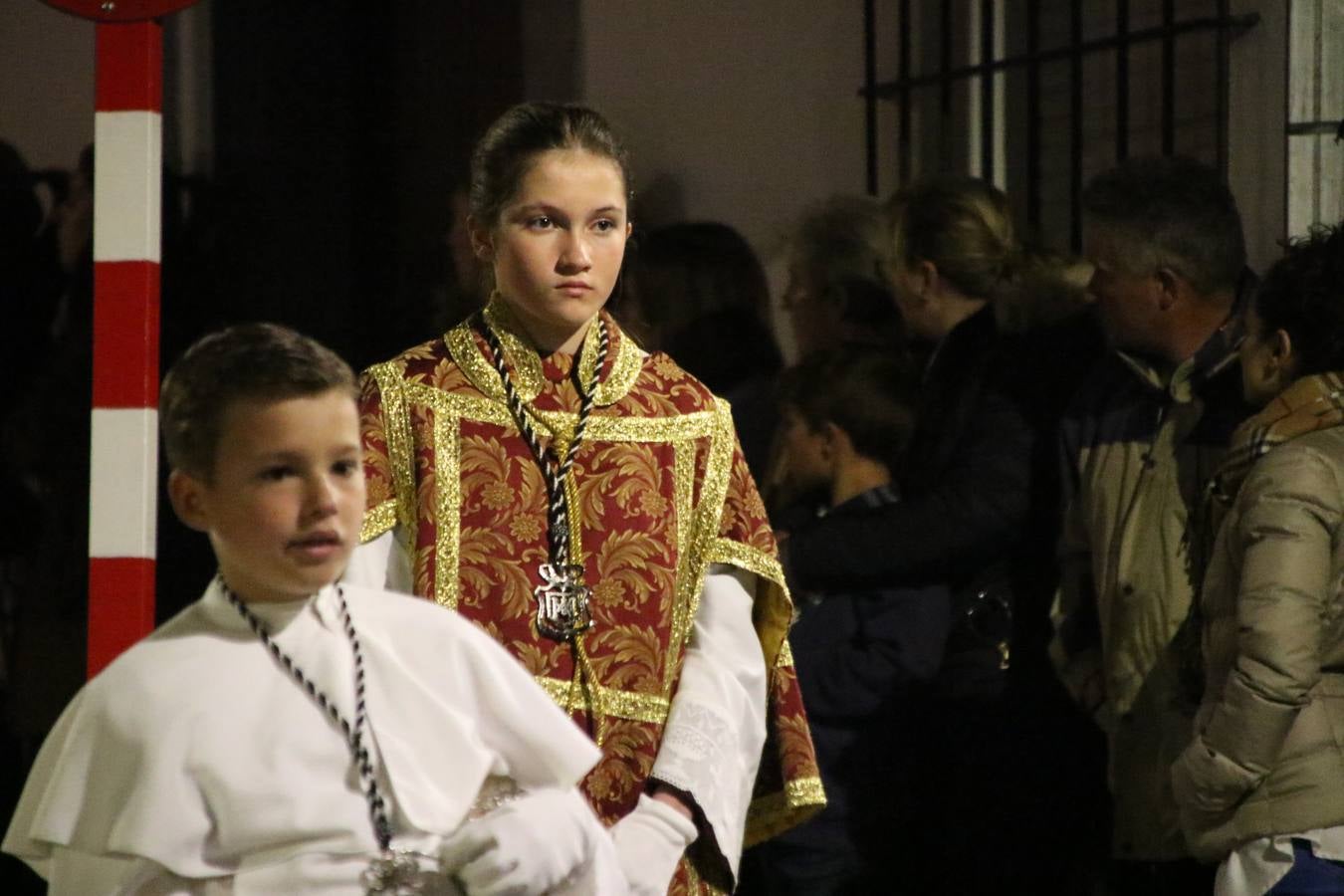 Siguiendo la tradición y al aviso de tres toques, la puerta del Perdón de la Iglesia de San Miguel Arcángel se abrió, ayer, para que la Antigua y Pontificia Cofradía de Nuestra Señora del Rosario y Jesús Orando en el Huerto realizase su desfile procesional. Un Martes Santo más en el que el silencio, el recogimiento y la austeridad recalan en las calles de Jerez de los Caballeros ante las imágenes de 'Jesús orando en el Huerto' y 'Nuestra Señora del Silencio'. Un silencio roto por la voz de los capataces, el andar de los costaleros, las marchas de la Asociación Musical del municipio y, este año, de manera especial, por la voz del tenor extremeño Juan Ledesma. Ledesma cantó a la Virgen del Silencio ante el Arco de Burgos, con el acompañamiento de la citada Asociación Musical.