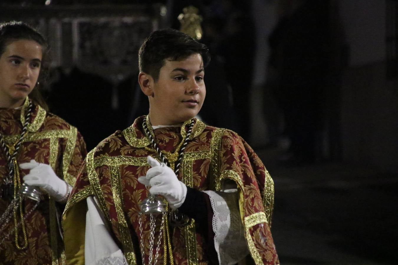 Siguiendo la tradición y al aviso de tres toques, la puerta del Perdón de la Iglesia de San Miguel Arcángel se abrió, ayer, para que la Antigua y Pontificia Cofradía de Nuestra Señora del Rosario y Jesús Orando en el Huerto realizase su desfile procesional. Un Martes Santo más en el que el silencio, el recogimiento y la austeridad recalan en las calles de Jerez de los Caballeros ante las imágenes de 'Jesús orando en el Huerto' y 'Nuestra Señora del Silencio'. Un silencio roto por la voz de los capataces, el andar de los costaleros, las marchas de la Asociación Musical del municipio y, este año, de manera especial, por la voz del tenor extremeño Juan Ledesma. Ledesma cantó a la Virgen del Silencio ante el Arco de Burgos, con el acompañamiento de la citada Asociación Musical.