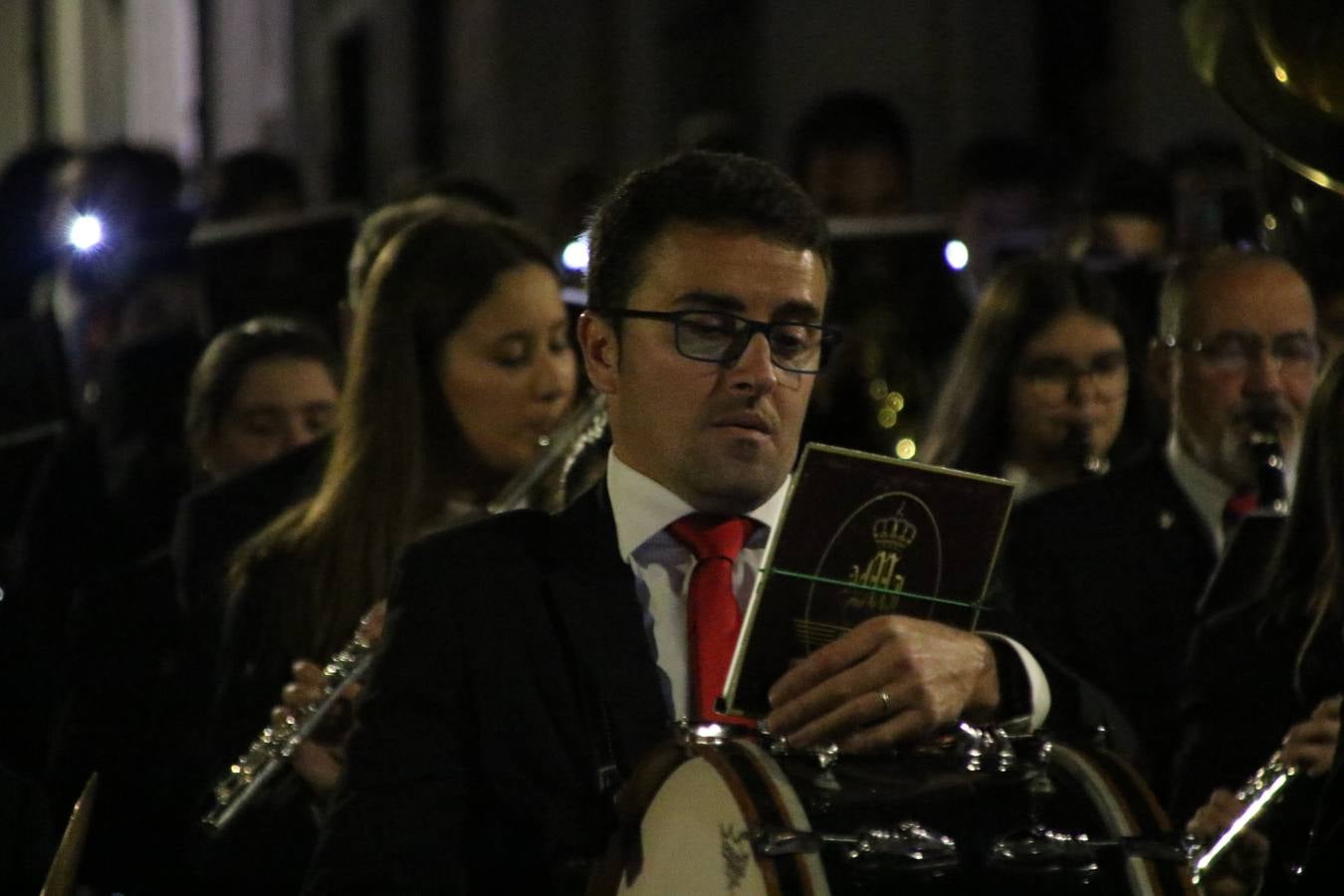 Siguiendo la tradición y al aviso de tres toques, la puerta del Perdón de la Iglesia de San Miguel Arcángel se abrió, ayer, para que la Antigua y Pontificia Cofradía de Nuestra Señora del Rosario y Jesús Orando en el Huerto realizase su desfile procesional. Un Martes Santo más en el que el silencio, el recogimiento y la austeridad recalan en las calles de Jerez de los Caballeros ante las imágenes de 'Jesús orando en el Huerto' y 'Nuestra Señora del Silencio'. Un silencio roto por la voz de los capataces, el andar de los costaleros, las marchas de la Asociación Musical del municipio y, este año, de manera especial, por la voz del tenor extremeño Juan Ledesma. Ledesma cantó a la Virgen del Silencio ante el Arco de Burgos, con el acompañamiento de la citada Asociación Musical.