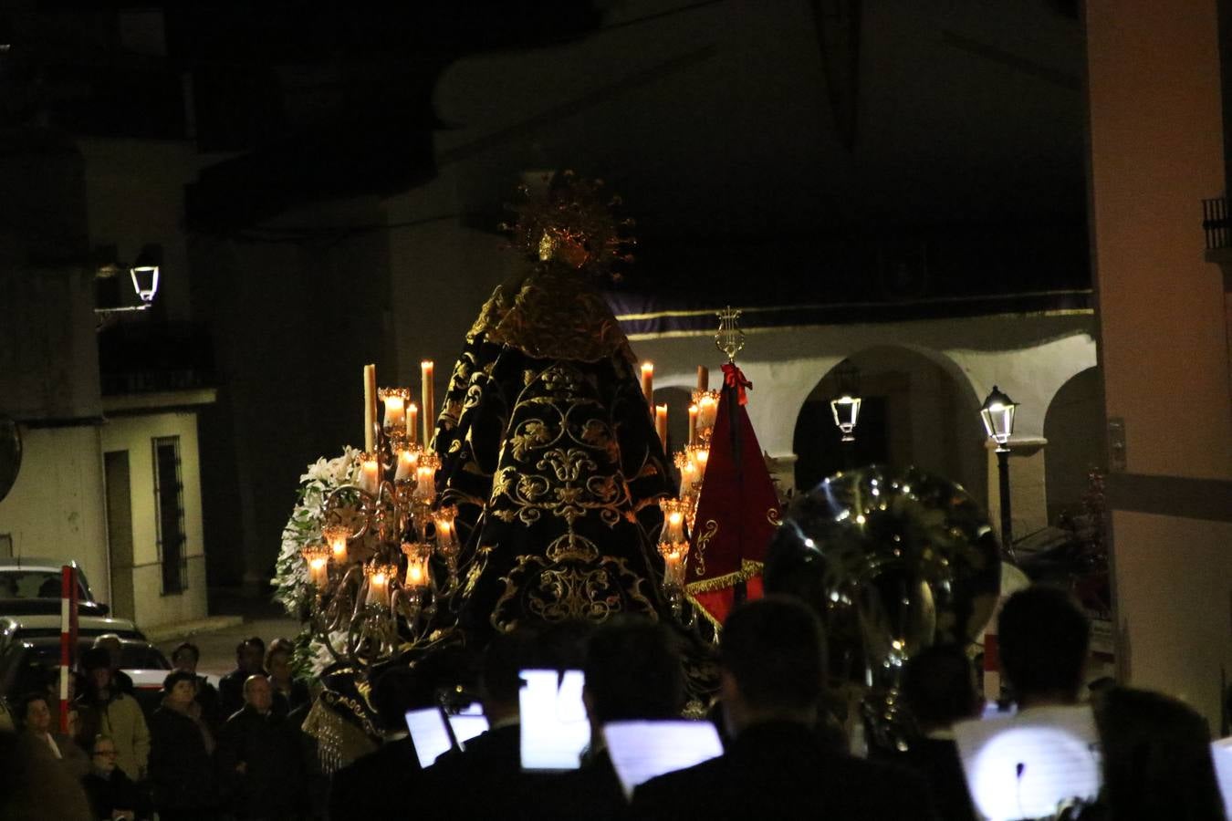 Siguiendo la tradición y al aviso de tres toques, la puerta del Perdón de la Iglesia de San Miguel Arcángel se abrió, ayer, para que la Antigua y Pontificia Cofradía de Nuestra Señora del Rosario y Jesús Orando en el Huerto realizase su desfile procesional. Un Martes Santo más en el que el silencio, el recogimiento y la austeridad recalan en las calles de Jerez de los Caballeros ante las imágenes de 'Jesús orando en el Huerto' y 'Nuestra Señora del Silencio'. Un silencio roto por la voz de los capataces, el andar de los costaleros, las marchas de la Asociación Musical del municipio y, este año, de manera especial, por la voz del tenor extremeño Juan Ledesma. Ledesma cantó a la Virgen del Silencio ante el Arco de Burgos, con el acompañamiento de la citada Asociación Musical.