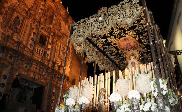 La Esperanza Macarena en su salida desde la iglesia patronal de San Bartolomé. 