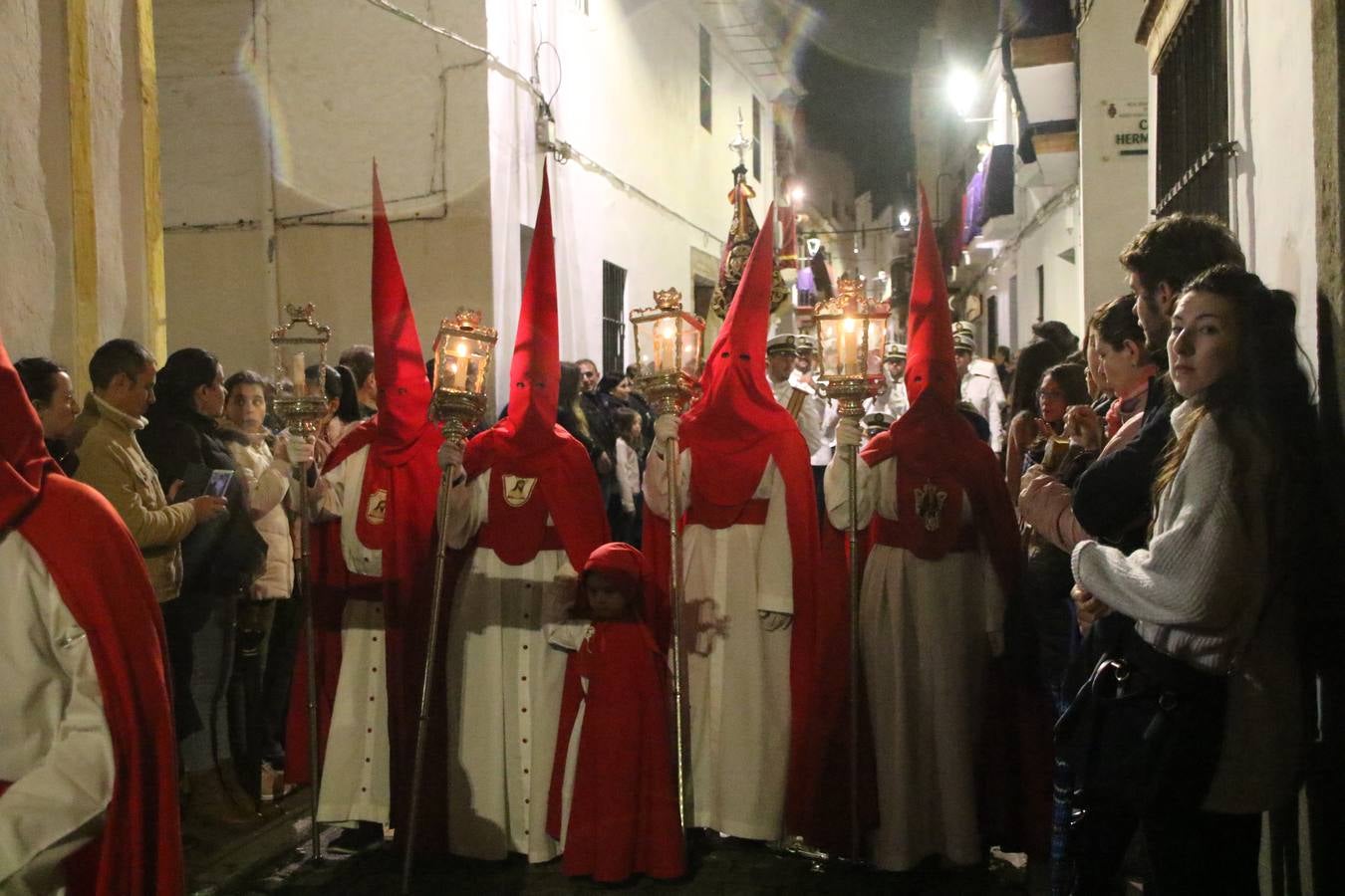La vista al cielo se convertía, ayer, en una de las prácticas más repetida por los jerezanos. La lluvia amenazaba con marcar un antes y después en la Semana Santa jerezana 2019, Fiesta de Interés Turístico Nacional, e impedir la salida de la Cofradía del Señor 'Ecce-Homo', protagonista del Miércoles Santo. Una leve llovizna que, comenzaría a principio de la tarde, se convirtió en persistente a medida que pasaban las horas. Razón por la que la Cofradía decidió retrasar su hora de salida hasta pasadas las 21:30 horas, cuando la puerta del Perdón de San Miguel Arcángel se abría para iniciar el desfile procesional. Un desfile procesional que se vio interrumpido, de nuevo, por la lluvia, obligando al Señor 'Ecce-Homo' y Nuestra Señora de los Desamparados a regresar al templo. 