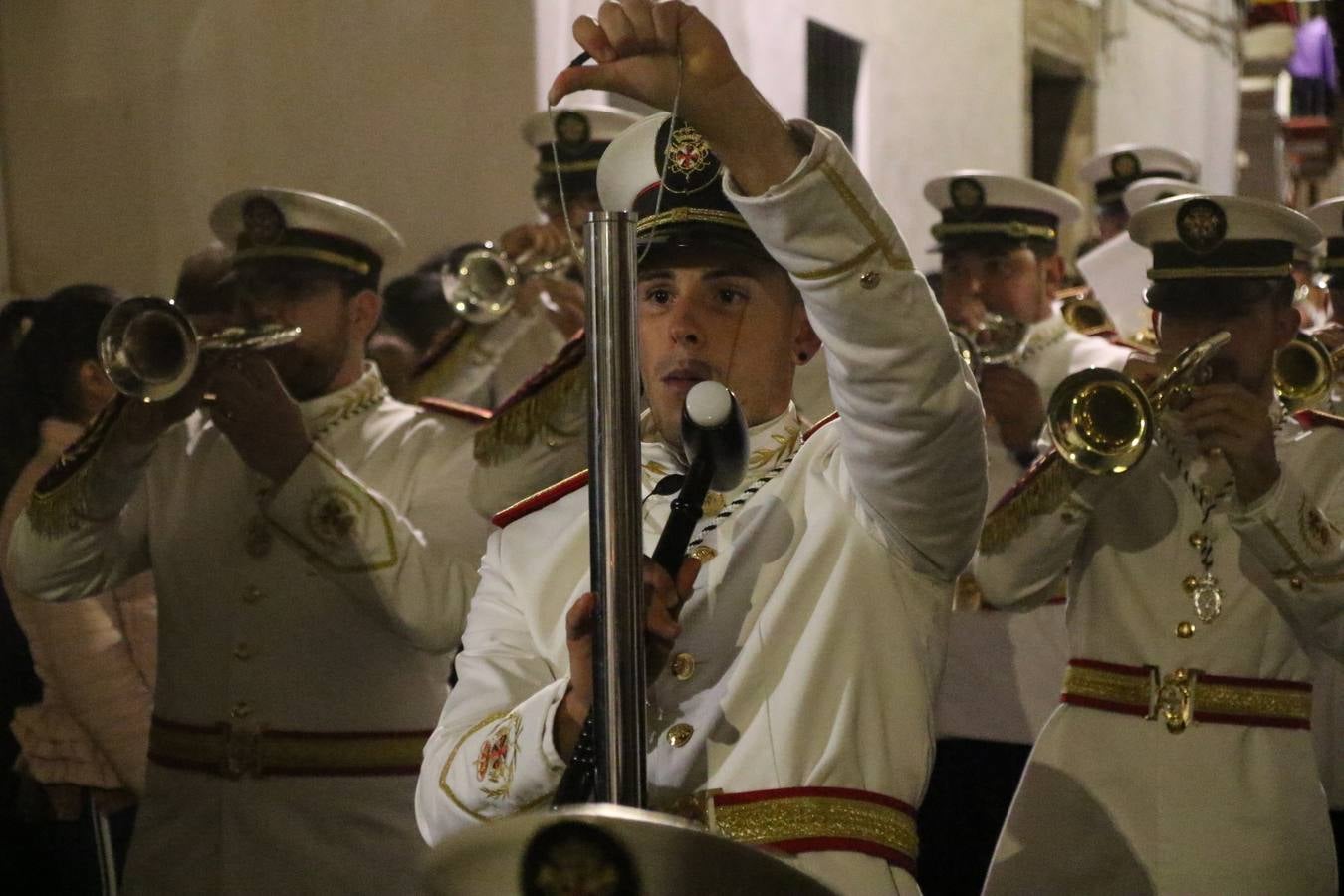 La vista al cielo se convertía, ayer, en una de las prácticas más repetida por los jerezanos. La lluvia amenazaba con marcar un antes y después en la Semana Santa jerezana 2019, Fiesta de Interés Turístico Nacional, e impedir la salida de la Cofradía del Señor 'Ecce-Homo', protagonista del Miércoles Santo. Una leve llovizna que, comenzaría a principio de la tarde, se convirtió en persistente a medida que pasaban las horas. Razón por la que la Cofradía decidió retrasar su hora de salida hasta pasadas las 21:30 horas, cuando la puerta del Perdón de San Miguel Arcángel se abría para iniciar el desfile procesional. Un desfile procesional que se vio interrumpido, de nuevo, por la lluvia, obligando al Señor 'Ecce-Homo' y Nuestra Señora de los Desamparados a regresar al templo. 