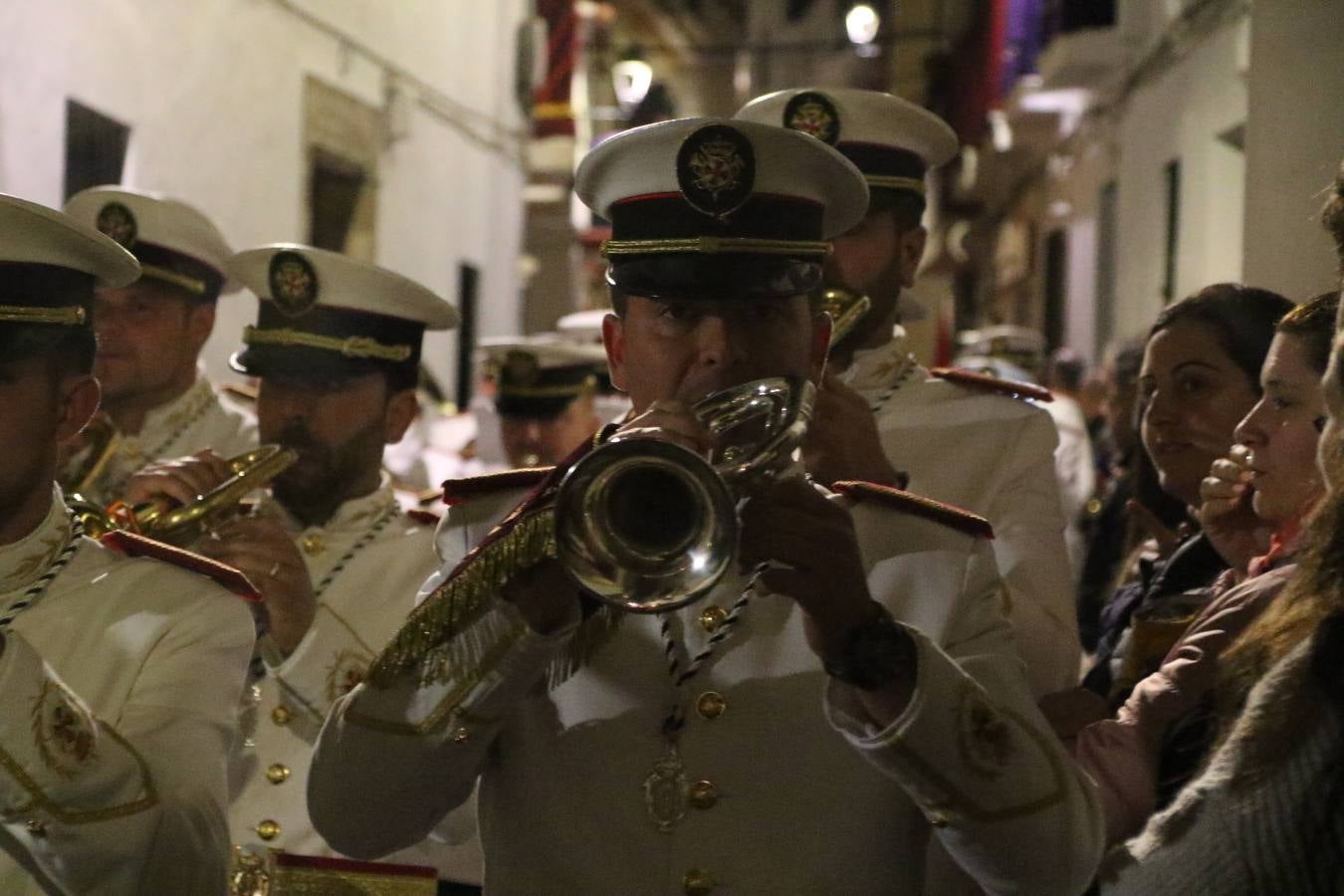 La vista al cielo se convertía, ayer, en una de las prácticas más repetida por los jerezanos. La lluvia amenazaba con marcar un antes y después en la Semana Santa jerezana 2019, Fiesta de Interés Turístico Nacional, e impedir la salida de la Cofradía del Señor 'Ecce-Homo', protagonista del Miércoles Santo. Una leve llovizna que, comenzaría a principio de la tarde, se convirtió en persistente a medida que pasaban las horas. Razón por la que la Cofradía decidió retrasar su hora de salida hasta pasadas las 21:30 horas, cuando la puerta del Perdón de San Miguel Arcángel se abría para iniciar el desfile procesional. Un desfile procesional que se vio interrumpido, de nuevo, por la lluvia, obligando al Señor 'Ecce-Homo' y Nuestra Señora de los Desamparados a regresar al templo. 