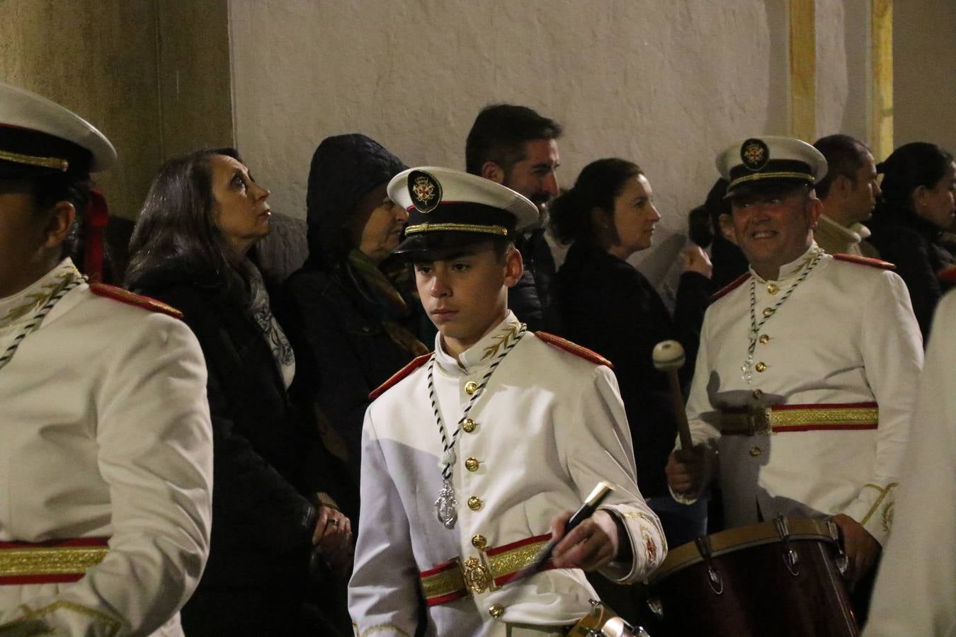 La vista al cielo se convertía, ayer, en una de las prácticas más repetida por los jerezanos. La lluvia amenazaba con marcar un antes y después en la Semana Santa jerezana 2019, Fiesta de Interés Turístico Nacional, e impedir la salida de la Cofradía del Señor 'Ecce-Homo', protagonista del Miércoles Santo. Una leve llovizna que, comenzaría a principio de la tarde, se convirtió en persistente a medida que pasaban las horas. Razón por la que la Cofradía decidió retrasar su hora de salida hasta pasadas las 21:30 horas, cuando la puerta del Perdón de San Miguel Arcángel se abría para iniciar el desfile procesional. Un desfile procesional que se vio interrumpido, de nuevo, por la lluvia, obligando al Señor 'Ecce-Homo' y Nuestra Señora de los Desamparados a regresar al templo. 