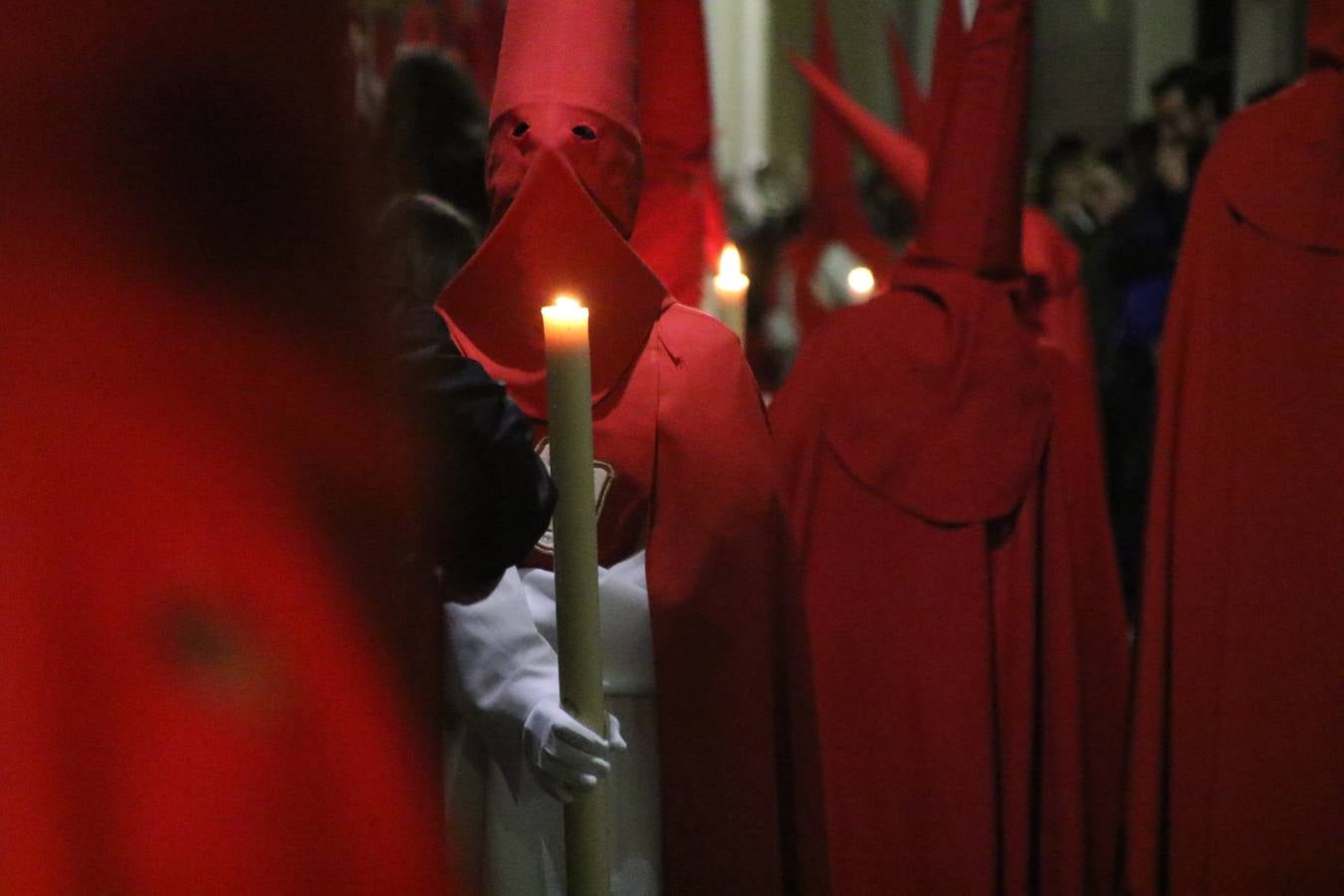 La vista al cielo se convertía, ayer, en una de las prácticas más repetida por los jerezanos. La lluvia amenazaba con marcar un antes y después en la Semana Santa jerezana 2019, Fiesta de Interés Turístico Nacional, e impedir la salida de la Cofradía del Señor 'Ecce-Homo', protagonista del Miércoles Santo. Una leve llovizna que, comenzaría a principio de la tarde, se convirtió en persistente a medida que pasaban las horas. Razón por la que la Cofradía decidió retrasar su hora de salida hasta pasadas las 21:30 horas, cuando la puerta del Perdón de San Miguel Arcángel se abría para iniciar el desfile procesional. Un desfile procesional que se vio interrumpido, de nuevo, por la lluvia, obligando al Señor 'Ecce-Homo' y Nuestra Señora de los Desamparados a regresar al templo. 