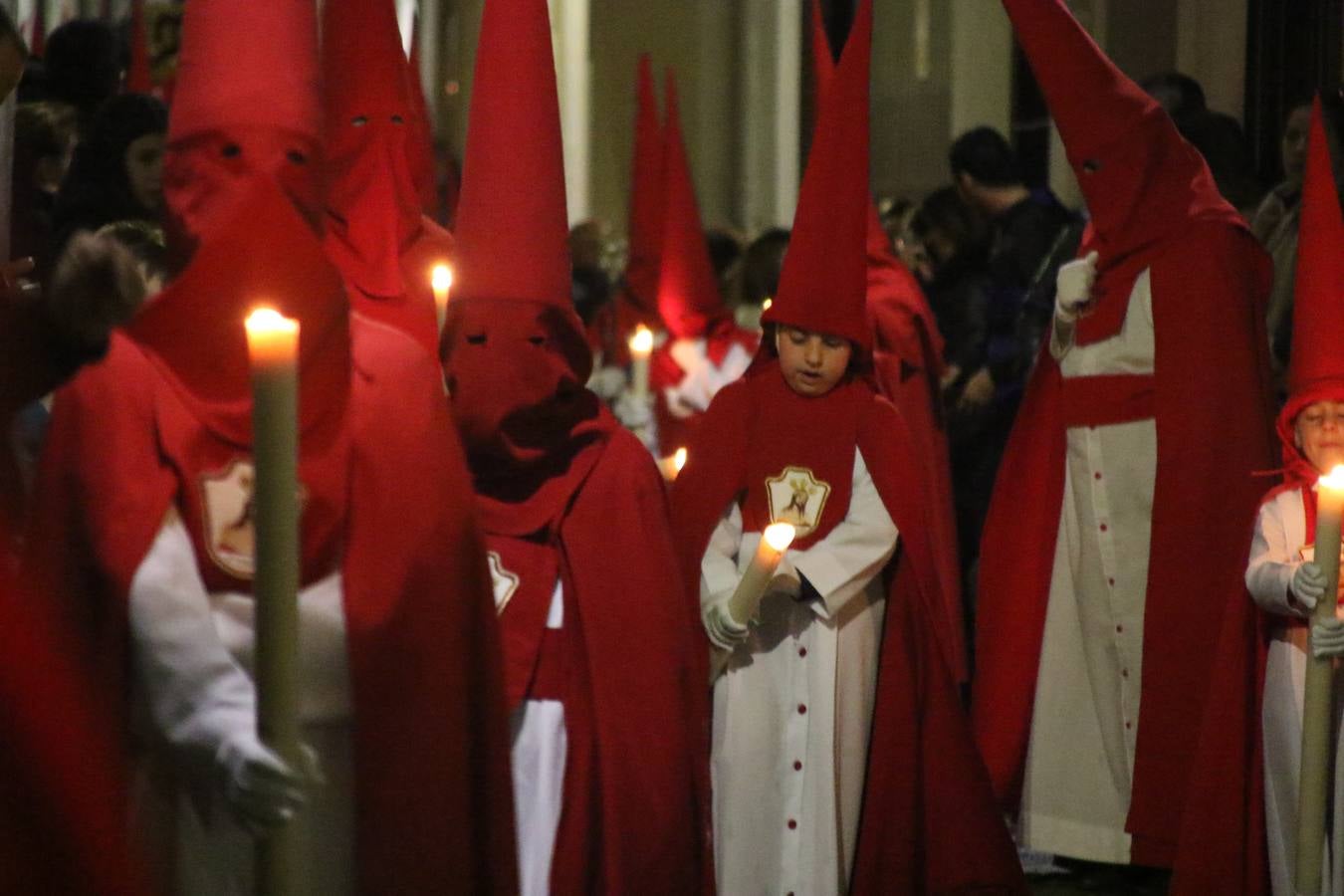 La vista al cielo se convertía, ayer, en una de las prácticas más repetida por los jerezanos. La lluvia amenazaba con marcar un antes y después en la Semana Santa jerezana 2019, Fiesta de Interés Turístico Nacional, e impedir la salida de la Cofradía del Señor 'Ecce-Homo', protagonista del Miércoles Santo. Una leve llovizna que, comenzaría a principio de la tarde, se convirtió en persistente a medida que pasaban las horas. Razón por la que la Cofradía decidió retrasar su hora de salida hasta pasadas las 21:30 horas, cuando la puerta del Perdón de San Miguel Arcángel se abría para iniciar el desfile procesional. Un desfile procesional que se vio interrumpido, de nuevo, por la lluvia, obligando al Señor 'Ecce-Homo' y Nuestra Señora de los Desamparados a regresar al templo. 