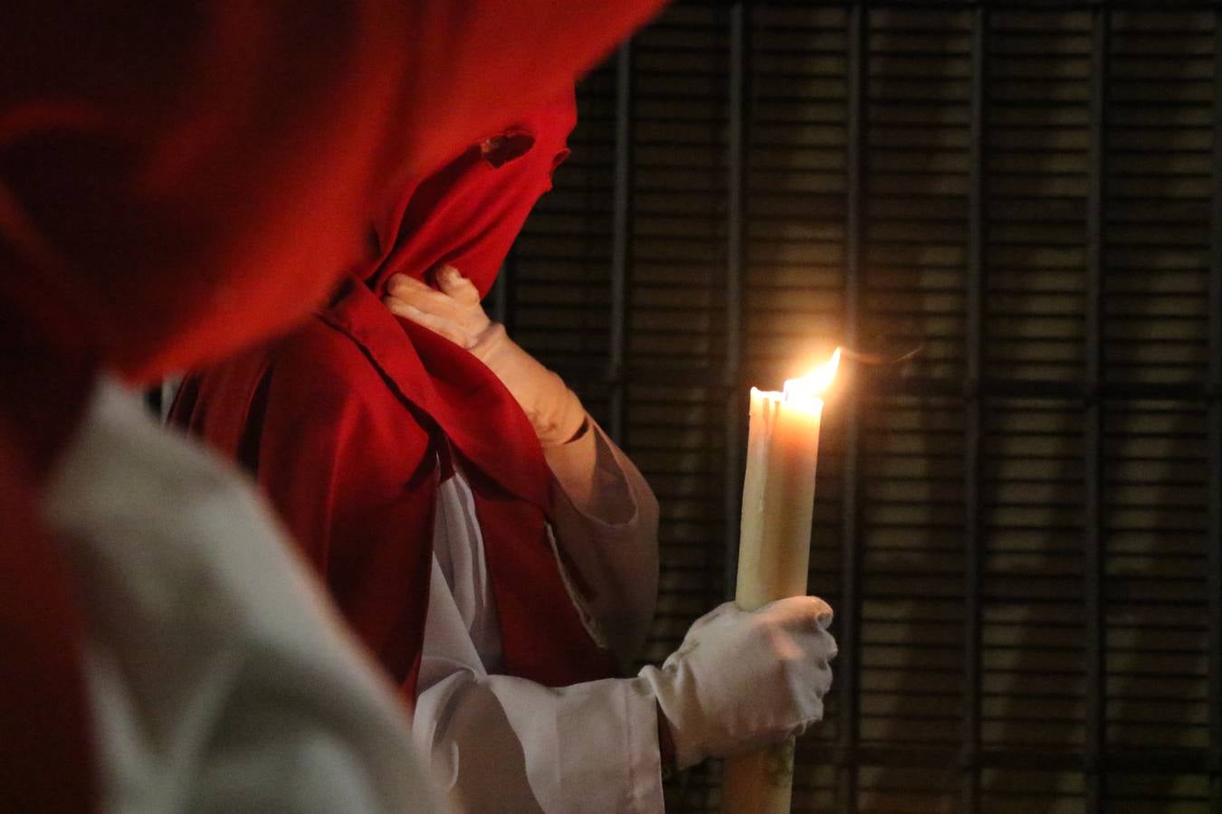 La vista al cielo se convertía, ayer, en una de las prácticas más repetida por los jerezanos. La lluvia amenazaba con marcar un antes y después en la Semana Santa jerezana 2019, Fiesta de Interés Turístico Nacional, e impedir la salida de la Cofradía del Señor 'Ecce-Homo', protagonista del Miércoles Santo. Una leve llovizna que, comenzaría a principio de la tarde, se convirtió en persistente a medida que pasaban las horas. Razón por la que la Cofradía decidió retrasar su hora de salida hasta pasadas las 21:30 horas, cuando la puerta del Perdón de San Miguel Arcángel se abría para iniciar el desfile procesional. Un desfile procesional que se vio interrumpido, de nuevo, por la lluvia, obligando al Señor 'Ecce-Homo' y Nuestra Señora de los Desamparados a regresar al templo. 