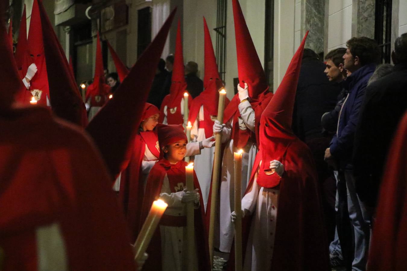La vista al cielo se convertía, ayer, en una de las prácticas más repetida por los jerezanos. La lluvia amenazaba con marcar un antes y después en la Semana Santa jerezana 2019, Fiesta de Interés Turístico Nacional, e impedir la salida de la Cofradía del Señor 'Ecce-Homo', protagonista del Miércoles Santo. Una leve llovizna que, comenzaría a principio de la tarde, se convirtió en persistente a medida que pasaban las horas. Razón por la que la Cofradía decidió retrasar su hora de salida hasta pasadas las 21:30 horas, cuando la puerta del Perdón de San Miguel Arcángel se abría para iniciar el desfile procesional. Un desfile procesional que se vio interrumpido, de nuevo, por la lluvia, obligando al Señor 'Ecce-Homo' y Nuestra Señora de los Desamparados a regresar al templo. 