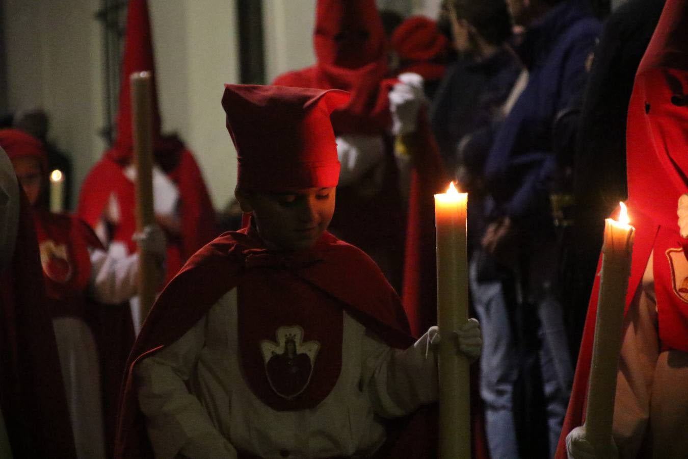 La vista al cielo se convertía, ayer, en una de las prácticas más repetida por los jerezanos. La lluvia amenazaba con marcar un antes y después en la Semana Santa jerezana 2019, Fiesta de Interés Turístico Nacional, e impedir la salida de la Cofradía del Señor 'Ecce-Homo', protagonista del Miércoles Santo. Una leve llovizna que, comenzaría a principio de la tarde, se convirtió en persistente a medida que pasaban las horas. Razón por la que la Cofradía decidió retrasar su hora de salida hasta pasadas las 21:30 horas, cuando la puerta del Perdón de San Miguel Arcángel se abría para iniciar el desfile procesional. Un desfile procesional que se vio interrumpido, de nuevo, por la lluvia, obligando al Señor 'Ecce-Homo' y Nuestra Señora de los Desamparados a regresar al templo. 