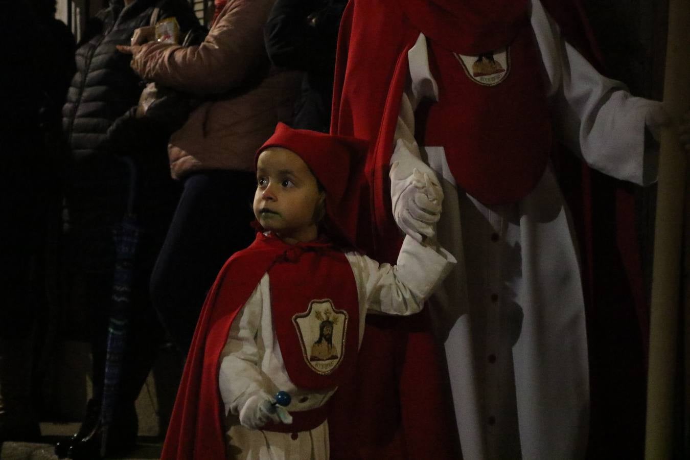 La vista al cielo se convertía, ayer, en una de las prácticas más repetida por los jerezanos. La lluvia amenazaba con marcar un antes y después en la Semana Santa jerezana 2019, Fiesta de Interés Turístico Nacional, e impedir la salida de la Cofradía del Señor 'Ecce-Homo', protagonista del Miércoles Santo. Una leve llovizna que, comenzaría a principio de la tarde, se convirtió en persistente a medida que pasaban las horas. Razón por la que la Cofradía decidió retrasar su hora de salida hasta pasadas las 21:30 horas, cuando la puerta del Perdón de San Miguel Arcángel se abría para iniciar el desfile procesional. Un desfile procesional que se vio interrumpido, de nuevo, por la lluvia, obligando al Señor 'Ecce-Homo' y Nuestra Señora de los Desamparados a regresar al templo. 