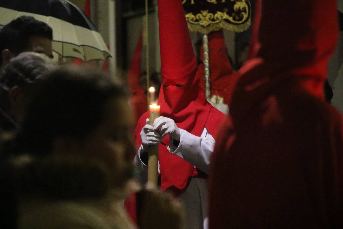 La vista al cielo se convertía, ayer, en una de las prácticas más repetida por los jerezanos. La lluvia amenazaba con marcar un antes y después en la Semana Santa jerezana 2019, Fiesta de Interés Turístico Nacional, e impedir la salida de la Cofradía del Señor 'Ecce-Homo', protagonista del Miércoles Santo. Una leve llovizna que, comenzaría a principio de la tarde, se convirtió en persistente a medida que pasaban las horas. Razón por la que la Cofradía decidió retrasar su hora de salida hasta pasadas las 21:30 horas, cuando la puerta del Perdón de San Miguel Arcángel se abría para iniciar el desfile procesional. Un desfile procesional que se vio interrumpido, de nuevo, por la lluvia, obligando al Señor 'Ecce-Homo' y Nuestra Señora de los Desamparados a regresar al templo. 