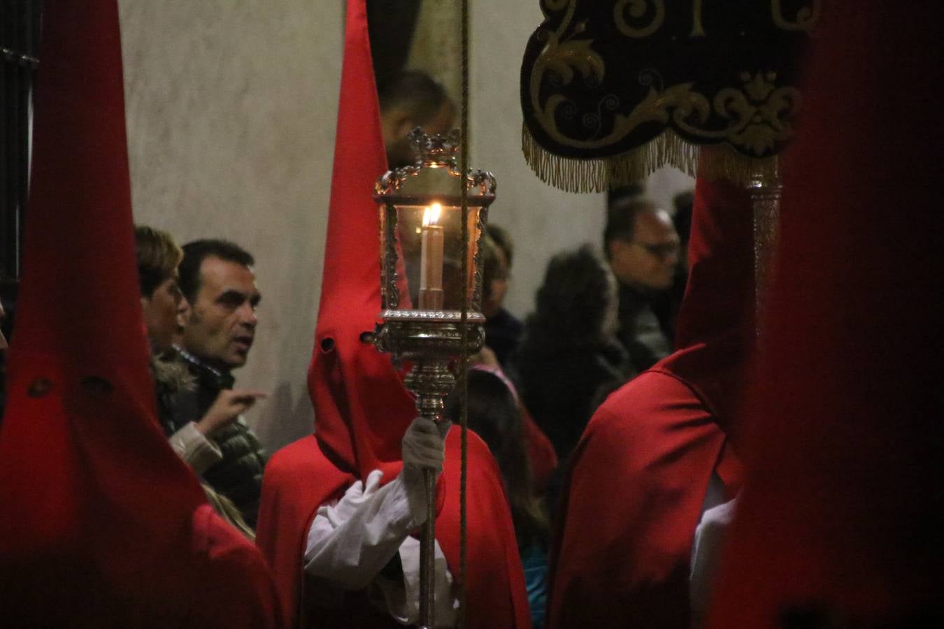La vista al cielo se convertía, ayer, en una de las prácticas más repetida por los jerezanos. La lluvia amenazaba con marcar un antes y después en la Semana Santa jerezana 2019, Fiesta de Interés Turístico Nacional, e impedir la salida de la Cofradía del Señor 'Ecce-Homo', protagonista del Miércoles Santo. Una leve llovizna que, comenzaría a principio de la tarde, se convirtió en persistente a medida que pasaban las horas. Razón por la que la Cofradía decidió retrasar su hora de salida hasta pasadas las 21:30 horas, cuando la puerta del Perdón de San Miguel Arcángel se abría para iniciar el desfile procesional. Un desfile procesional que se vio interrumpido, de nuevo, por la lluvia, obligando al Señor 'Ecce-Homo' y Nuestra Señora de los Desamparados a regresar al templo. 