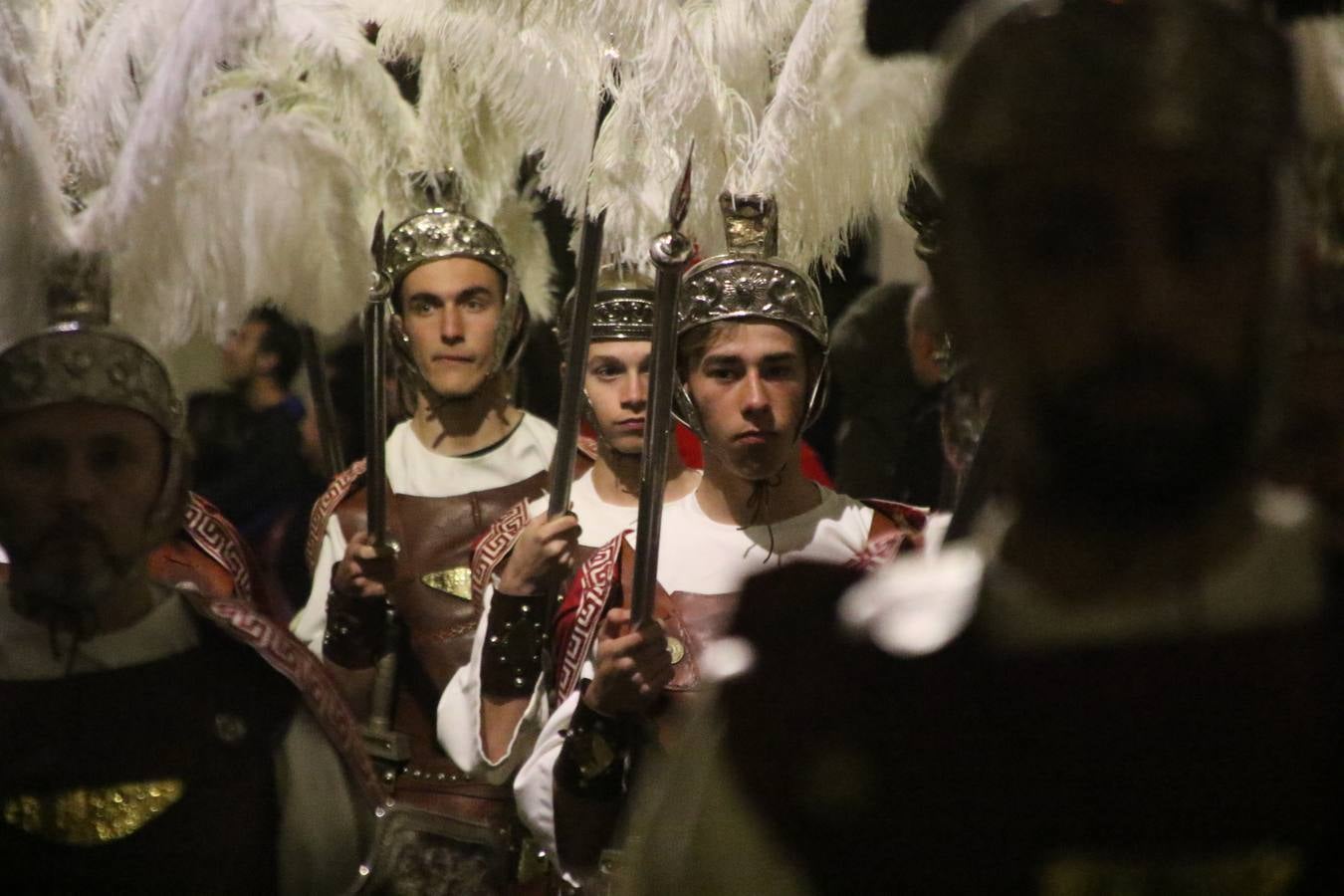 La vista al cielo se convertía, ayer, en una de las prácticas más repetida por los jerezanos. La lluvia amenazaba con marcar un antes y después en la Semana Santa jerezana 2019, Fiesta de Interés Turístico Nacional, e impedir la salida de la Cofradía del Señor 'Ecce-Homo', protagonista del Miércoles Santo. Una leve llovizna que, comenzaría a principio de la tarde, se convirtió en persistente a medida que pasaban las horas. Razón por la que la Cofradía decidió retrasar su hora de salida hasta pasadas las 21:30 horas, cuando la puerta del Perdón de San Miguel Arcángel se abría para iniciar el desfile procesional. Un desfile procesional que se vio interrumpido, de nuevo, por la lluvia, obligando al Señor 'Ecce-Homo' y Nuestra Señora de los Desamparados a regresar al templo. 