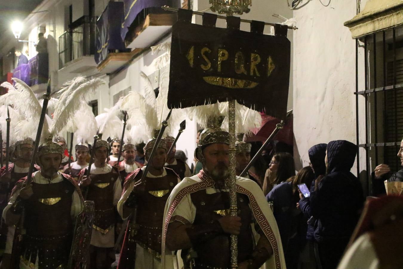 La vista al cielo se convertía, ayer, en una de las prácticas más repetida por los jerezanos. La lluvia amenazaba con marcar un antes y después en la Semana Santa jerezana 2019, Fiesta de Interés Turístico Nacional, e impedir la salida de la Cofradía del Señor 'Ecce-Homo', protagonista del Miércoles Santo. Una leve llovizna que, comenzaría a principio de la tarde, se convirtió en persistente a medida que pasaban las horas. Razón por la que la Cofradía decidió retrasar su hora de salida hasta pasadas las 21:30 horas, cuando la puerta del Perdón de San Miguel Arcángel se abría para iniciar el desfile procesional. Un desfile procesional que se vio interrumpido, de nuevo, por la lluvia, obligando al Señor 'Ecce-Homo' y Nuestra Señora de los Desamparados a regresar al templo. 