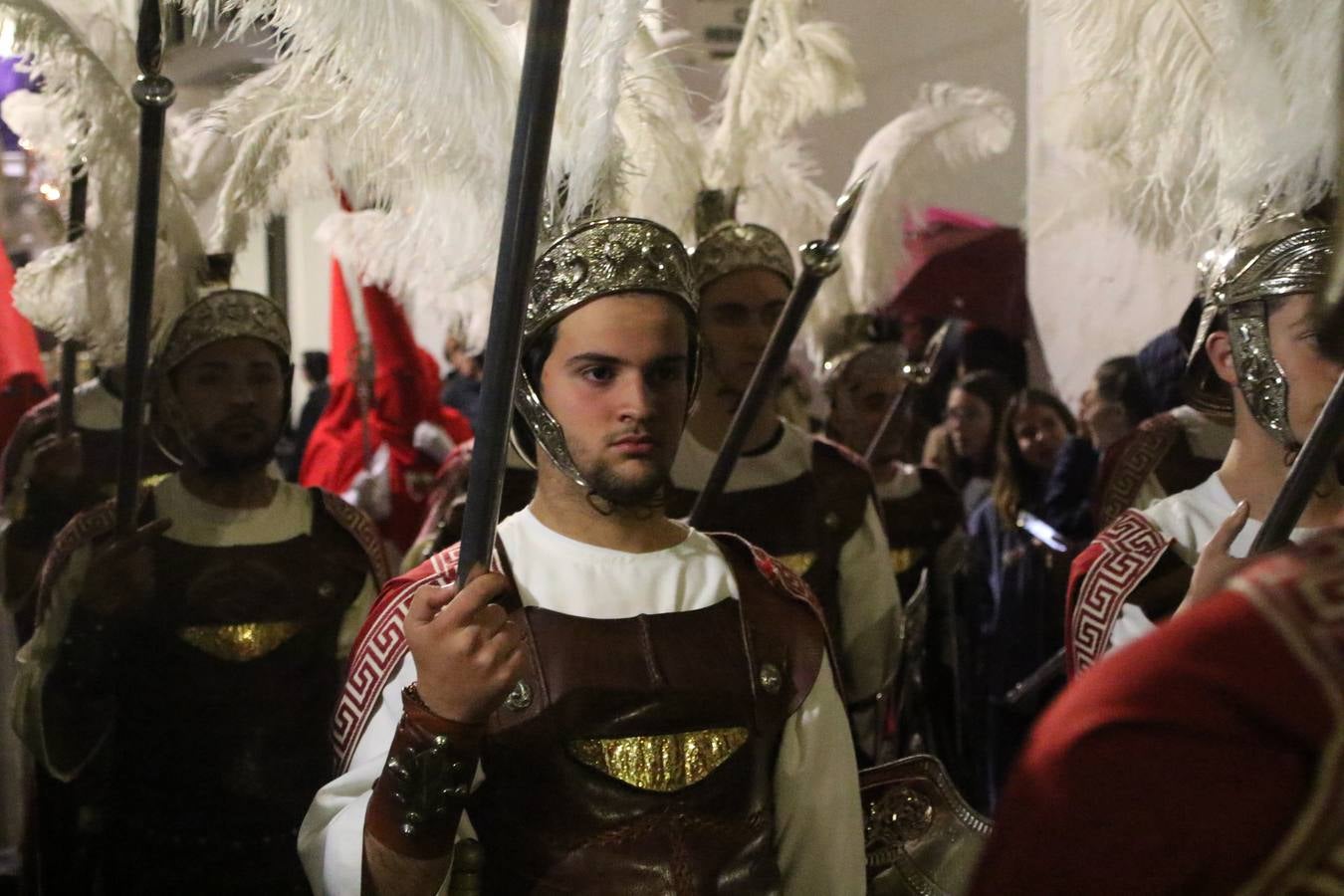 La vista al cielo se convertía, ayer, en una de las prácticas más repetida por los jerezanos. La lluvia amenazaba con marcar un antes y después en la Semana Santa jerezana 2019, Fiesta de Interés Turístico Nacional, e impedir la salida de la Cofradía del Señor 'Ecce-Homo', protagonista del Miércoles Santo. Una leve llovizna que, comenzaría a principio de la tarde, se convirtió en persistente a medida que pasaban las horas. Razón por la que la Cofradía decidió retrasar su hora de salida hasta pasadas las 21:30 horas, cuando la puerta del Perdón de San Miguel Arcángel se abría para iniciar el desfile procesional. Un desfile procesional que se vio interrumpido, de nuevo, por la lluvia, obligando al Señor 'Ecce-Homo' y Nuestra Señora de los Desamparados a regresar al templo. 
