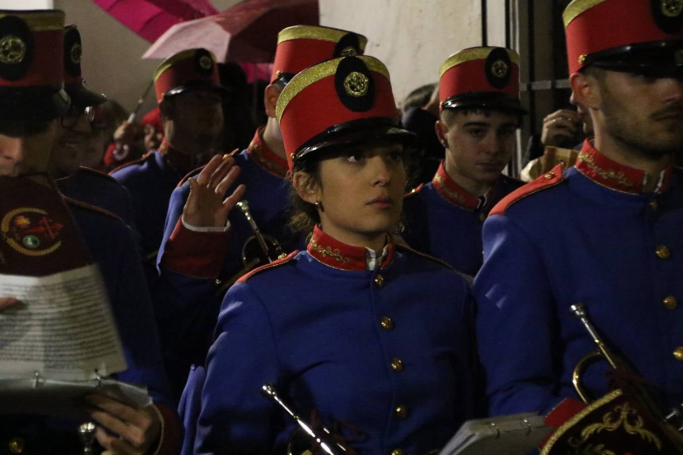La vista al cielo se convertía, ayer, en una de las prácticas más repetida por los jerezanos. La lluvia amenazaba con marcar un antes y después en la Semana Santa jerezana 2019, Fiesta de Interés Turístico Nacional, e impedir la salida de la Cofradía del Señor 'Ecce-Homo', protagonista del Miércoles Santo. Una leve llovizna que, comenzaría a principio de la tarde, se convirtió en persistente a medida que pasaban las horas. Razón por la que la Cofradía decidió retrasar su hora de salida hasta pasadas las 21:30 horas, cuando la puerta del Perdón de San Miguel Arcángel se abría para iniciar el desfile procesional. Un desfile procesional que se vio interrumpido, de nuevo, por la lluvia, obligando al Señor 'Ecce-Homo' y Nuestra Señora de los Desamparados a regresar al templo. 