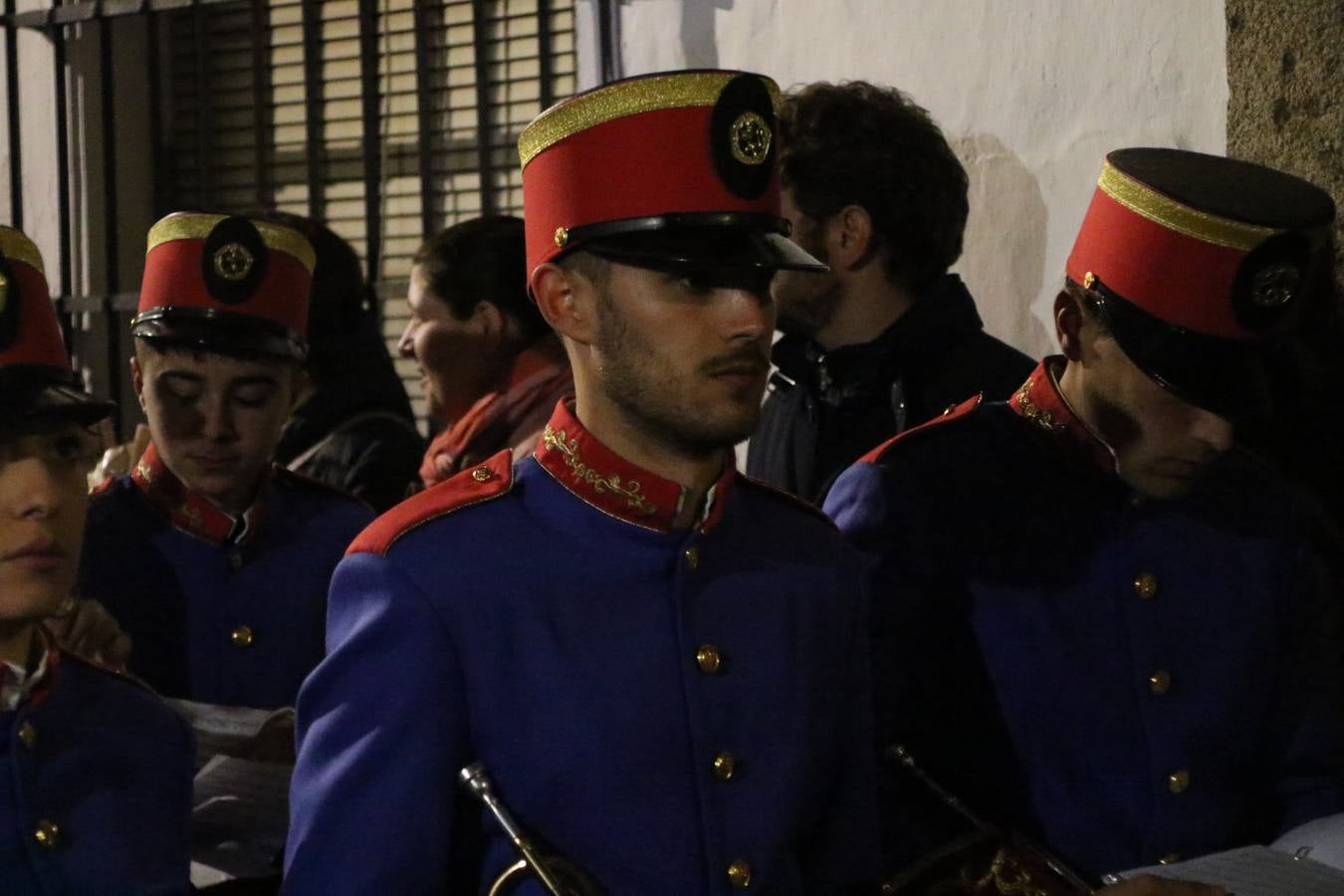 La vista al cielo se convertía, ayer, en una de las prácticas más repetida por los jerezanos. La lluvia amenazaba con marcar un antes y después en la Semana Santa jerezana 2019, Fiesta de Interés Turístico Nacional, e impedir la salida de la Cofradía del Señor 'Ecce-Homo', protagonista del Miércoles Santo. Una leve llovizna que, comenzaría a principio de la tarde, se convirtió en persistente a medida que pasaban las horas. Razón por la que la Cofradía decidió retrasar su hora de salida hasta pasadas las 21:30 horas, cuando la puerta del Perdón de San Miguel Arcángel se abría para iniciar el desfile procesional. Un desfile procesional que se vio interrumpido, de nuevo, por la lluvia, obligando al Señor 'Ecce-Homo' y Nuestra Señora de los Desamparados a regresar al templo. 