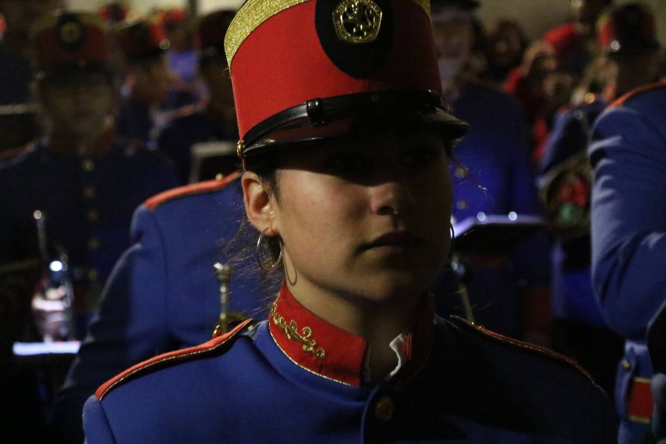 La vista al cielo se convertía, ayer, en una de las prácticas más repetida por los jerezanos. La lluvia amenazaba con marcar un antes y después en la Semana Santa jerezana 2019, Fiesta de Interés Turístico Nacional, e impedir la salida de la Cofradía del Señor 'Ecce-Homo', protagonista del Miércoles Santo. Una leve llovizna que, comenzaría a principio de la tarde, se convirtió en persistente a medida que pasaban las horas. Razón por la que la Cofradía decidió retrasar su hora de salida hasta pasadas las 21:30 horas, cuando la puerta del Perdón de San Miguel Arcángel se abría para iniciar el desfile procesional. Un desfile procesional que se vio interrumpido, de nuevo, por la lluvia, obligando al Señor 'Ecce-Homo' y Nuestra Señora de los Desamparados a regresar al templo. 