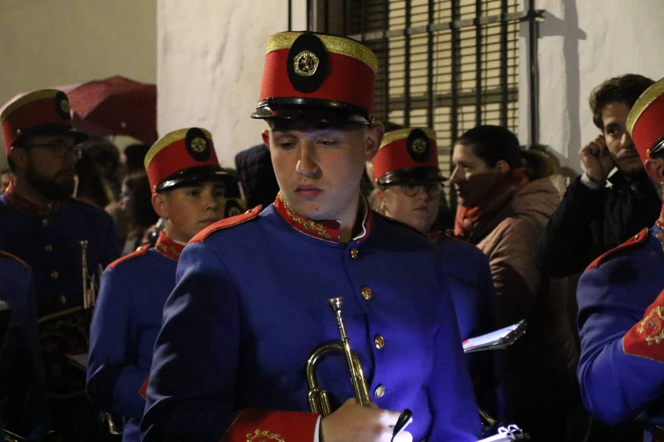 La vista al cielo se convertía, ayer, en una de las prácticas más repetida por los jerezanos. La lluvia amenazaba con marcar un antes y después en la Semana Santa jerezana 2019, Fiesta de Interés Turístico Nacional, e impedir la salida de la Cofradía del Señor 'Ecce-Homo', protagonista del Miércoles Santo. Una leve llovizna que, comenzaría a principio de la tarde, se convirtió en persistente a medida que pasaban las horas. Razón por la que la Cofradía decidió retrasar su hora de salida hasta pasadas las 21:30 horas, cuando la puerta del Perdón de San Miguel Arcángel se abría para iniciar el desfile procesional. Un desfile procesional que se vio interrumpido, de nuevo, por la lluvia, obligando al Señor 'Ecce-Homo' y Nuestra Señora de los Desamparados a regresar al templo. 