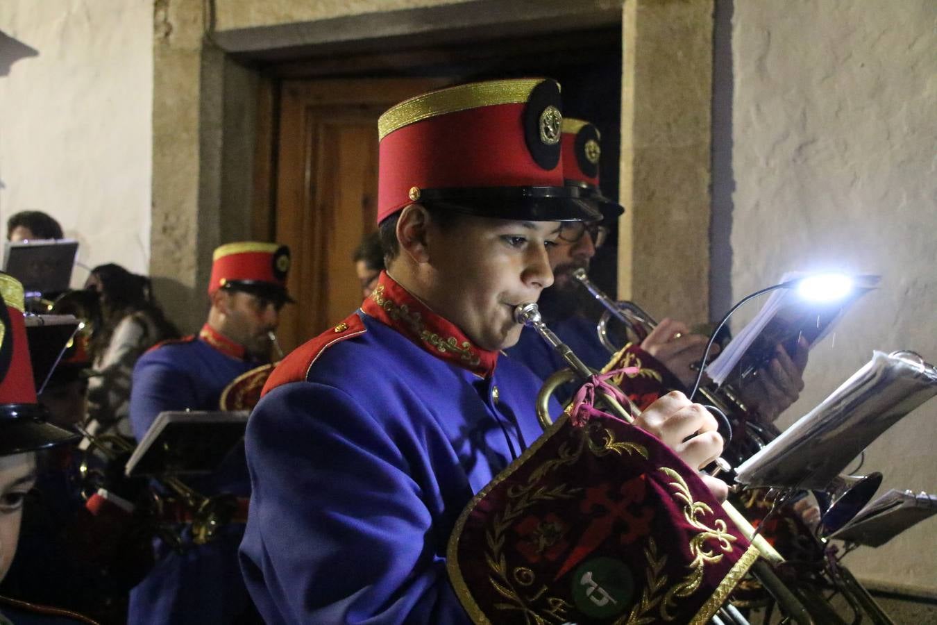 La vista al cielo se convertía, ayer, en una de las prácticas más repetida por los jerezanos. La lluvia amenazaba con marcar un antes y después en la Semana Santa jerezana 2019, Fiesta de Interés Turístico Nacional, e impedir la salida de la Cofradía del Señor 'Ecce-Homo', protagonista del Miércoles Santo. Una leve llovizna que, comenzaría a principio de la tarde, se convirtió en persistente a medida que pasaban las horas. Razón por la que la Cofradía decidió retrasar su hora de salida hasta pasadas las 21:30 horas, cuando la puerta del Perdón de San Miguel Arcángel se abría para iniciar el desfile procesional. Un desfile procesional que se vio interrumpido, de nuevo, por la lluvia, obligando al Señor 'Ecce-Homo' y Nuestra Señora de los Desamparados a regresar al templo. 