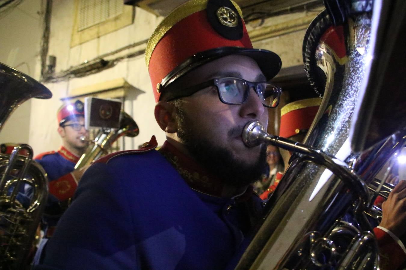 La vista al cielo se convertía, ayer, en una de las prácticas más repetida por los jerezanos. La lluvia amenazaba con marcar un antes y después en la Semana Santa jerezana 2019, Fiesta de Interés Turístico Nacional, e impedir la salida de la Cofradía del Señor 'Ecce-Homo', protagonista del Miércoles Santo. Una leve llovizna que, comenzaría a principio de la tarde, se convirtió en persistente a medida que pasaban las horas. Razón por la que la Cofradía decidió retrasar su hora de salida hasta pasadas las 21:30 horas, cuando la puerta del Perdón de San Miguel Arcángel se abría para iniciar el desfile procesional. Un desfile procesional que se vio interrumpido, de nuevo, por la lluvia, obligando al Señor 'Ecce-Homo' y Nuestra Señora de los Desamparados a regresar al templo. 
