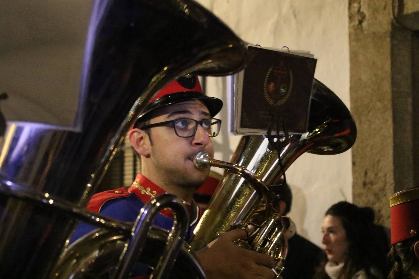 La vista al cielo se convertía, ayer, en una de las prácticas más repetida por los jerezanos. La lluvia amenazaba con marcar un antes y después en la Semana Santa jerezana 2019, Fiesta de Interés Turístico Nacional, e impedir la salida de la Cofradía del Señor 'Ecce-Homo', protagonista del Miércoles Santo. Una leve llovizna que, comenzaría a principio de la tarde, se convirtió en persistente a medida que pasaban las horas. Razón por la que la Cofradía decidió retrasar su hora de salida hasta pasadas las 21:30 horas, cuando la puerta del Perdón de San Miguel Arcángel se abría para iniciar el desfile procesional. Un desfile procesional que se vio interrumpido, de nuevo, por la lluvia, obligando al Señor 'Ecce-Homo' y Nuestra Señora de los Desamparados a regresar al templo. 