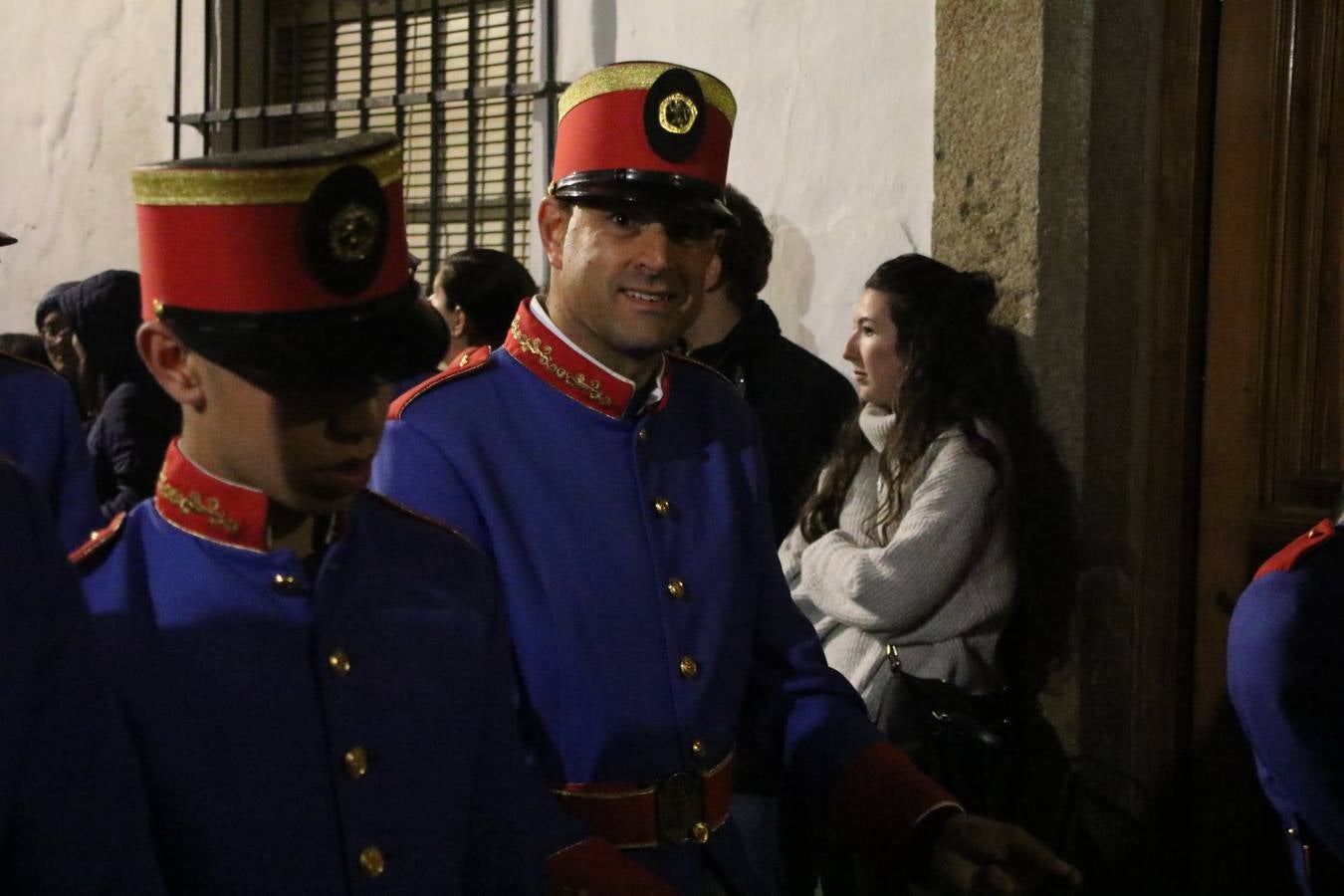 La vista al cielo se convertía, ayer, en una de las prácticas más repetida por los jerezanos. La lluvia amenazaba con marcar un antes y después en la Semana Santa jerezana 2019, Fiesta de Interés Turístico Nacional, e impedir la salida de la Cofradía del Señor 'Ecce-Homo', protagonista del Miércoles Santo. Una leve llovizna que, comenzaría a principio de la tarde, se convirtió en persistente a medida que pasaban las horas. Razón por la que la Cofradía decidió retrasar su hora de salida hasta pasadas las 21:30 horas, cuando la puerta del Perdón de San Miguel Arcángel se abría para iniciar el desfile procesional. Un desfile procesional que se vio interrumpido, de nuevo, por la lluvia, obligando al Señor 'Ecce-Homo' y Nuestra Señora de los Desamparados a regresar al templo. 