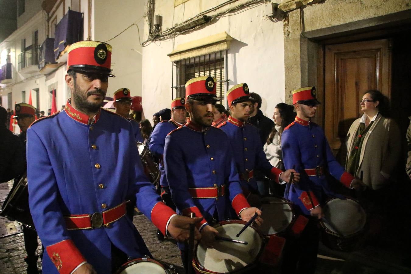La vista al cielo se convertía, ayer, en una de las prácticas más repetida por los jerezanos. La lluvia amenazaba con marcar un antes y después en la Semana Santa jerezana 2019, Fiesta de Interés Turístico Nacional, e impedir la salida de la Cofradía del Señor 'Ecce-Homo', protagonista del Miércoles Santo. Una leve llovizna que, comenzaría a principio de la tarde, se convirtió en persistente a medida que pasaban las horas. Razón por la que la Cofradía decidió retrasar su hora de salida hasta pasadas las 21:30 horas, cuando la puerta del Perdón de San Miguel Arcángel se abría para iniciar el desfile procesional. Un desfile procesional que se vio interrumpido, de nuevo, por la lluvia, obligando al Señor 'Ecce-Homo' y Nuestra Señora de los Desamparados a regresar al templo. 