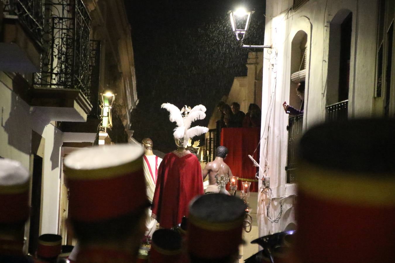 La vista al cielo se convertía, ayer, en una de las prácticas más repetida por los jerezanos. La lluvia amenazaba con marcar un antes y después en la Semana Santa jerezana 2019, Fiesta de Interés Turístico Nacional, e impedir la salida de la Cofradía del Señor 'Ecce-Homo', protagonista del Miércoles Santo. Una leve llovizna que, comenzaría a principio de la tarde, se convirtió en persistente a medida que pasaban las horas. Razón por la que la Cofradía decidió retrasar su hora de salida hasta pasadas las 21:30 horas, cuando la puerta del Perdón de San Miguel Arcángel se abría para iniciar el desfile procesional. Un desfile procesional que se vio interrumpido, de nuevo, por la lluvia, obligando al Señor 'Ecce-Homo' y Nuestra Señora de los Desamparados a regresar al templo. 