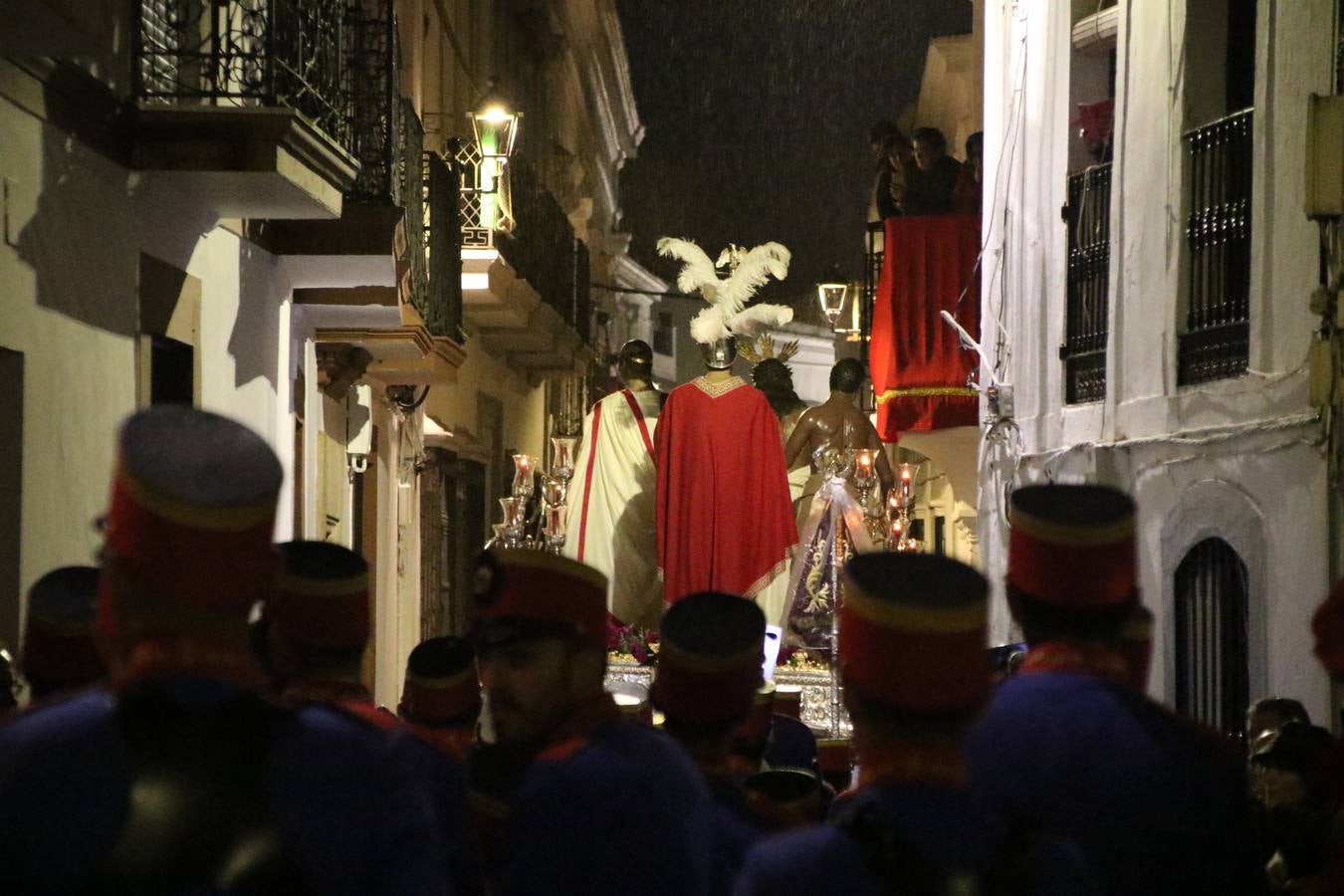La vista al cielo se convertía, ayer, en una de las prácticas más repetida por los jerezanos. La lluvia amenazaba con marcar un antes y después en la Semana Santa jerezana 2019, Fiesta de Interés Turístico Nacional, e impedir la salida de la Cofradía del Señor 'Ecce-Homo', protagonista del Miércoles Santo. Una leve llovizna que, comenzaría a principio de la tarde, se convirtió en persistente a medida que pasaban las horas. Razón por la que la Cofradía decidió retrasar su hora de salida hasta pasadas las 21:30 horas, cuando la puerta del Perdón de San Miguel Arcángel se abría para iniciar el desfile procesional. Un desfile procesional que se vio interrumpido, de nuevo, por la lluvia, obligando al Señor 'Ecce-Homo' y Nuestra Señora de los Desamparados a regresar al templo. 