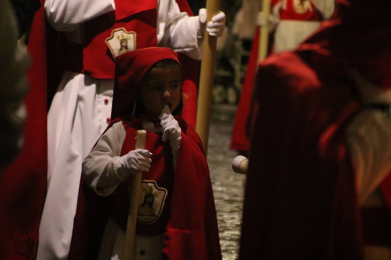 La vista al cielo se convertía, ayer, en una de las prácticas más repetida por los jerezanos. La lluvia amenazaba con marcar un antes y después en la Semana Santa jerezana 2019, Fiesta de Interés Turístico Nacional, e impedir la salida de la Cofradía del Señor 'Ecce-Homo', protagonista del Miércoles Santo. Una leve llovizna que, comenzaría a principio de la tarde, se convirtió en persistente a medida que pasaban las horas. Razón por la que la Cofradía decidió retrasar su hora de salida hasta pasadas las 21:30 horas, cuando la puerta del Perdón de San Miguel Arcángel se abría para iniciar el desfile procesional. Un desfile procesional que se vio interrumpido, de nuevo, por la lluvia, obligando al Señor 'Ecce-Homo' y Nuestra Señora de los Desamparados a regresar al templo. 