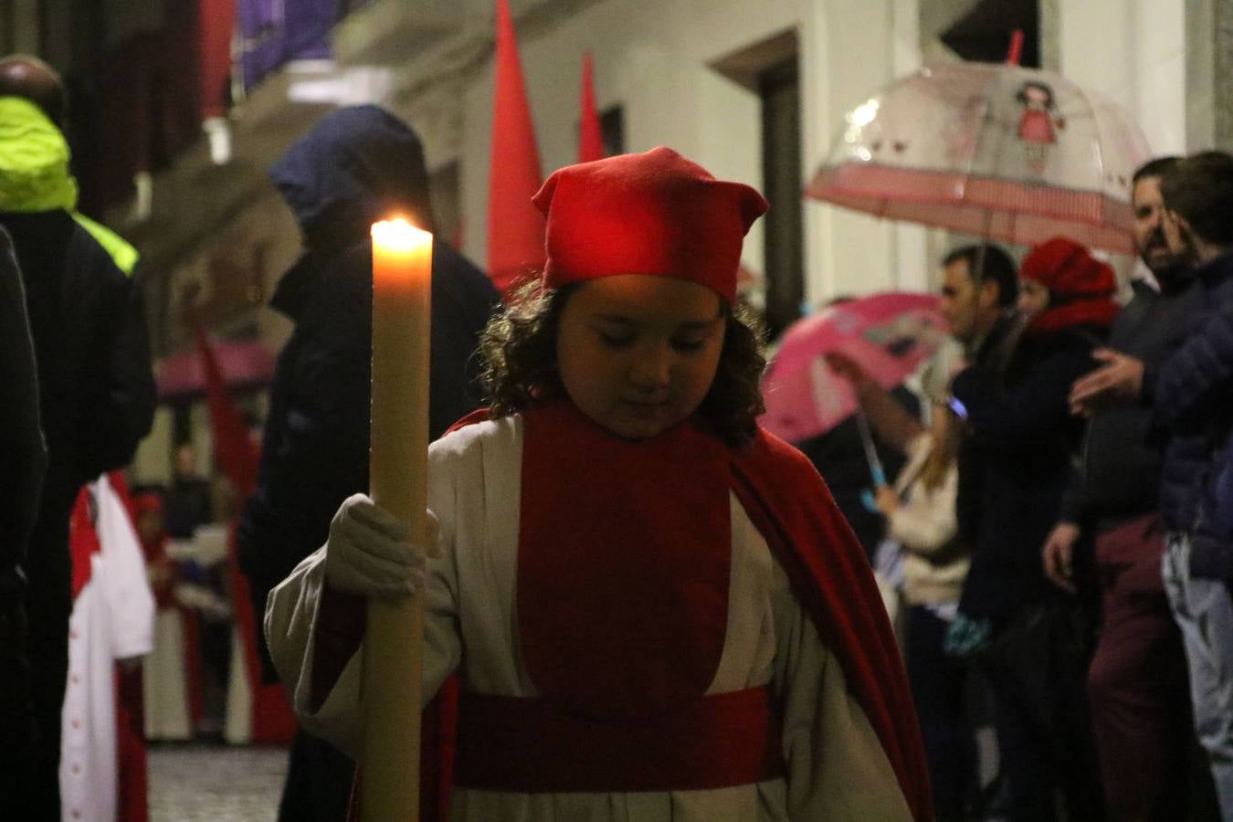 La vista al cielo se convertía, ayer, en una de las prácticas más repetida por los jerezanos. La lluvia amenazaba con marcar un antes y después en la Semana Santa jerezana 2019, Fiesta de Interés Turístico Nacional, e impedir la salida de la Cofradía del Señor 'Ecce-Homo', protagonista del Miércoles Santo. Una leve llovizna que, comenzaría a principio de la tarde, se convirtió en persistente a medida que pasaban las horas. Razón por la que la Cofradía decidió retrasar su hora de salida hasta pasadas las 21:30 horas, cuando la puerta del Perdón de San Miguel Arcángel se abría para iniciar el desfile procesional. Un desfile procesional que se vio interrumpido, de nuevo, por la lluvia, obligando al Señor 'Ecce-Homo' y Nuestra Señora de los Desamparados a regresar al templo. 