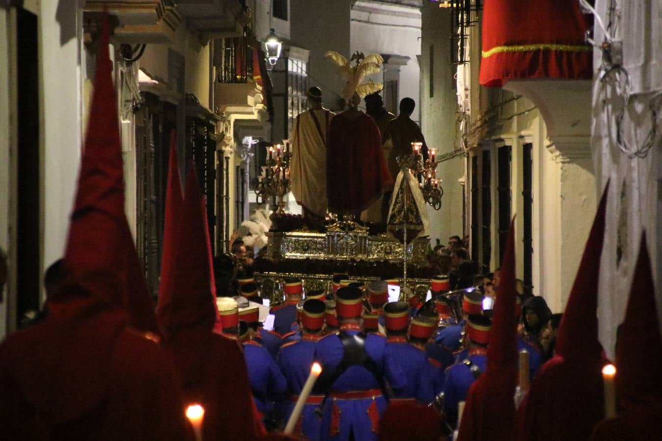 La vista al cielo se convertía, ayer, en una de las prácticas más repetida por los jerezanos. La lluvia amenazaba con marcar un antes y después en la Semana Santa jerezana 2019, Fiesta de Interés Turístico Nacional, e impedir la salida de la Cofradía del Señor 'Ecce-Homo', protagonista del Miércoles Santo. Una leve llovizna que, comenzaría a principio de la tarde, se convirtió en persistente a medida que pasaban las horas. Razón por la que la Cofradía decidió retrasar su hora de salida hasta pasadas las 21:30 horas, cuando la puerta del Perdón de San Miguel Arcángel se abría para iniciar el desfile procesional. Un desfile procesional que se vio interrumpido, de nuevo, por la lluvia, obligando al Señor 'Ecce-Homo' y Nuestra Señora de los Desamparados a regresar al templo. 