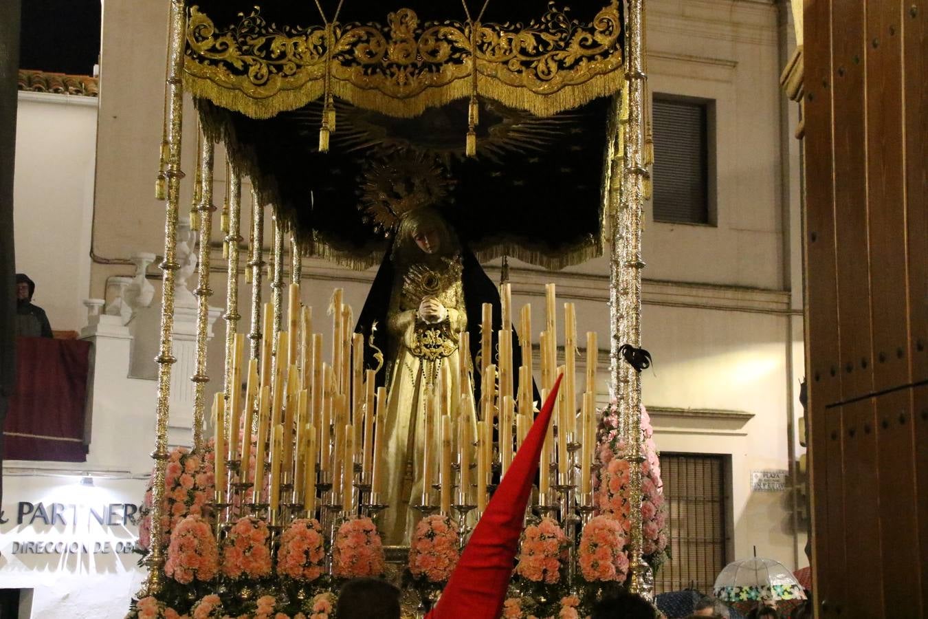 La vista al cielo se convertía, ayer, en una de las prácticas más repetida por los jerezanos. La lluvia amenazaba con marcar un antes y después en la Semana Santa jerezana 2019, Fiesta de Interés Turístico Nacional, e impedir la salida de la Cofradía del Señor 'Ecce-Homo', protagonista del Miércoles Santo. Una leve llovizna que, comenzaría a principio de la tarde, se convirtió en persistente a medida que pasaban las horas. Razón por la que la Cofradía decidió retrasar su hora de salida hasta pasadas las 21:30 horas, cuando la puerta del Perdón de San Miguel Arcángel se abría para iniciar el desfile procesional. Un desfile procesional que se vio interrumpido, de nuevo, por la lluvia, obligando al Señor 'Ecce-Homo' y Nuestra Señora de los Desamparados a regresar al templo. 