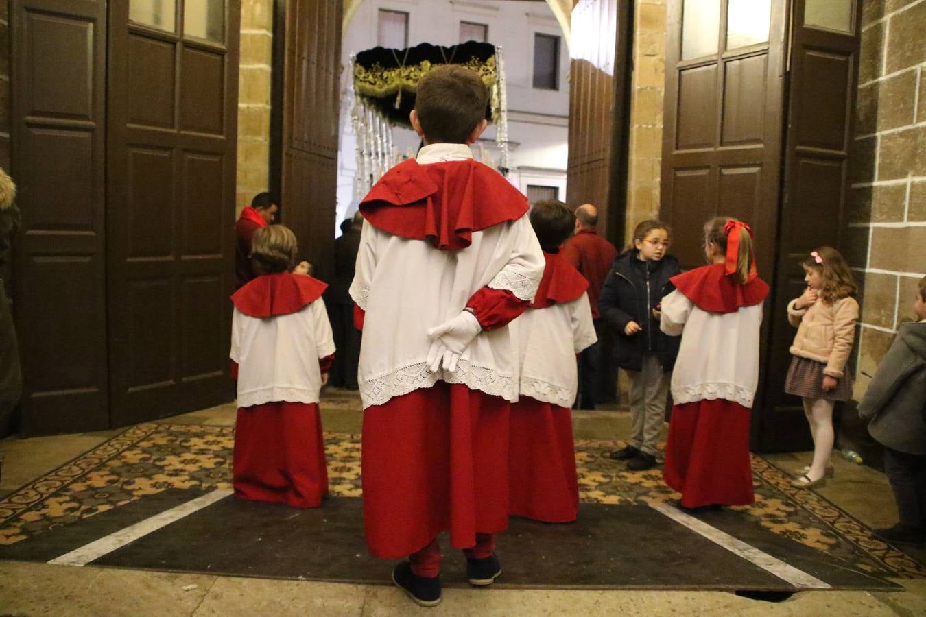 La vista al cielo se convertía, ayer, en una de las prácticas más repetida por los jerezanos. La lluvia amenazaba con marcar un antes y después en la Semana Santa jerezana 2019, Fiesta de Interés Turístico Nacional, e impedir la salida de la Cofradía del Señor 'Ecce-Homo', protagonista del Miércoles Santo. Una leve llovizna que, comenzaría a principio de la tarde, se convirtió en persistente a medida que pasaban las horas. Razón por la que la Cofradía decidió retrasar su hora de salida hasta pasadas las 21:30 horas, cuando la puerta del Perdón de San Miguel Arcángel se abría para iniciar el desfile procesional. Un desfile procesional que se vio interrumpido, de nuevo, por la lluvia, obligando al Señor 'Ecce-Homo' y Nuestra Señora de los Desamparados a regresar al templo. 