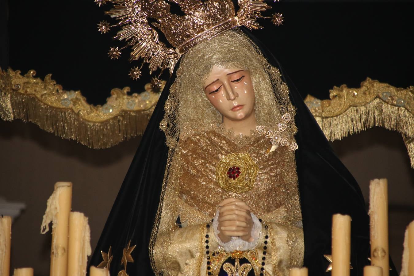 La vista al cielo se convertía, ayer, en una de las prácticas más repetida por los jerezanos. La lluvia amenazaba con marcar un antes y después en la Semana Santa jerezana 2019, Fiesta de Interés Turístico Nacional, e impedir la salida de la Cofradía del Señor 'Ecce-Homo', protagonista del Miércoles Santo. Una leve llovizna que, comenzaría a principio de la tarde, se convirtió en persistente a medida que pasaban las horas. Razón por la que la Cofradía decidió retrasar su hora de salida hasta pasadas las 21:30 horas, cuando la puerta del Perdón de San Miguel Arcángel se abría para iniciar el desfile procesional. Un desfile procesional que se vio interrumpido, de nuevo, por la lluvia, obligando al Señor 'Ecce-Homo' y Nuestra Señora de los Desamparados a regresar al templo. 