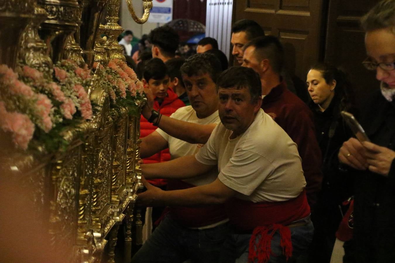 La vista al cielo se convertía, ayer, en una de las prácticas más repetida por los jerezanos. La lluvia amenazaba con marcar un antes y después en la Semana Santa jerezana 2019, Fiesta de Interés Turístico Nacional, e impedir la salida de la Cofradía del Señor 'Ecce-Homo', protagonista del Miércoles Santo. Una leve llovizna que, comenzaría a principio de la tarde, se convirtió en persistente a medida que pasaban las horas. Razón por la que la Cofradía decidió retrasar su hora de salida hasta pasadas las 21:30 horas, cuando la puerta del Perdón de San Miguel Arcángel se abría para iniciar el desfile procesional. Un desfile procesional que se vio interrumpido, de nuevo, por la lluvia, obligando al Señor 'Ecce-Homo' y Nuestra Señora de los Desamparados a regresar al templo. 