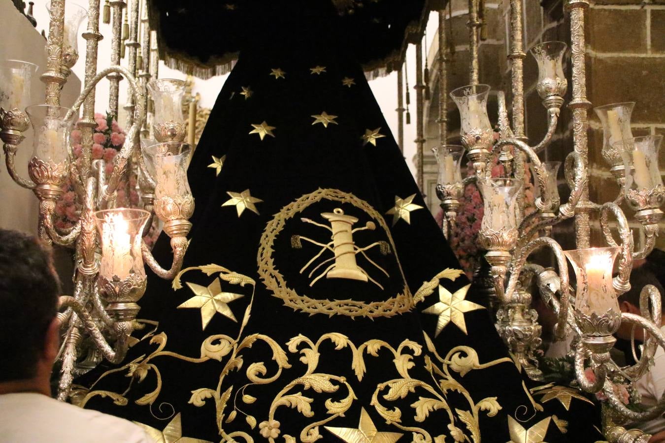 La vista al cielo se convertía, ayer, en una de las prácticas más repetida por los jerezanos. La lluvia amenazaba con marcar un antes y después en la Semana Santa jerezana 2019, Fiesta de Interés Turístico Nacional, e impedir la salida de la Cofradía del Señor 'Ecce-Homo', protagonista del Miércoles Santo. Una leve llovizna que, comenzaría a principio de la tarde, se convirtió en persistente a medida que pasaban las horas. Razón por la que la Cofradía decidió retrasar su hora de salida hasta pasadas las 21:30 horas, cuando la puerta del Perdón de San Miguel Arcángel se abría para iniciar el desfile procesional. Un desfile procesional que se vio interrumpido, de nuevo, por la lluvia, obligando al Señor 'Ecce-Homo' y Nuestra Señora de los Desamparados a regresar al templo. 